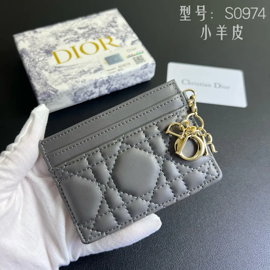 💰100 💎Upgraded original version🇫🇷Exclusive real shot# 💌 LadyDior five-grid card holder sheepskin cannage pattern leather Lady Dior This Lady Dior five-grid card holder is new this season, elegant and practical. Crafted from cloudy blue patent cow leather, decorated with cannage pattern topstitching and embellished with a removable D.I.O.R. charm. Elegant and sophisticated, it features five card slots and is suitable for any occasion and can be combined with other Lady Dior. Model: Number: S0974OVRB M81B T. Size: 10.5X7.5x1