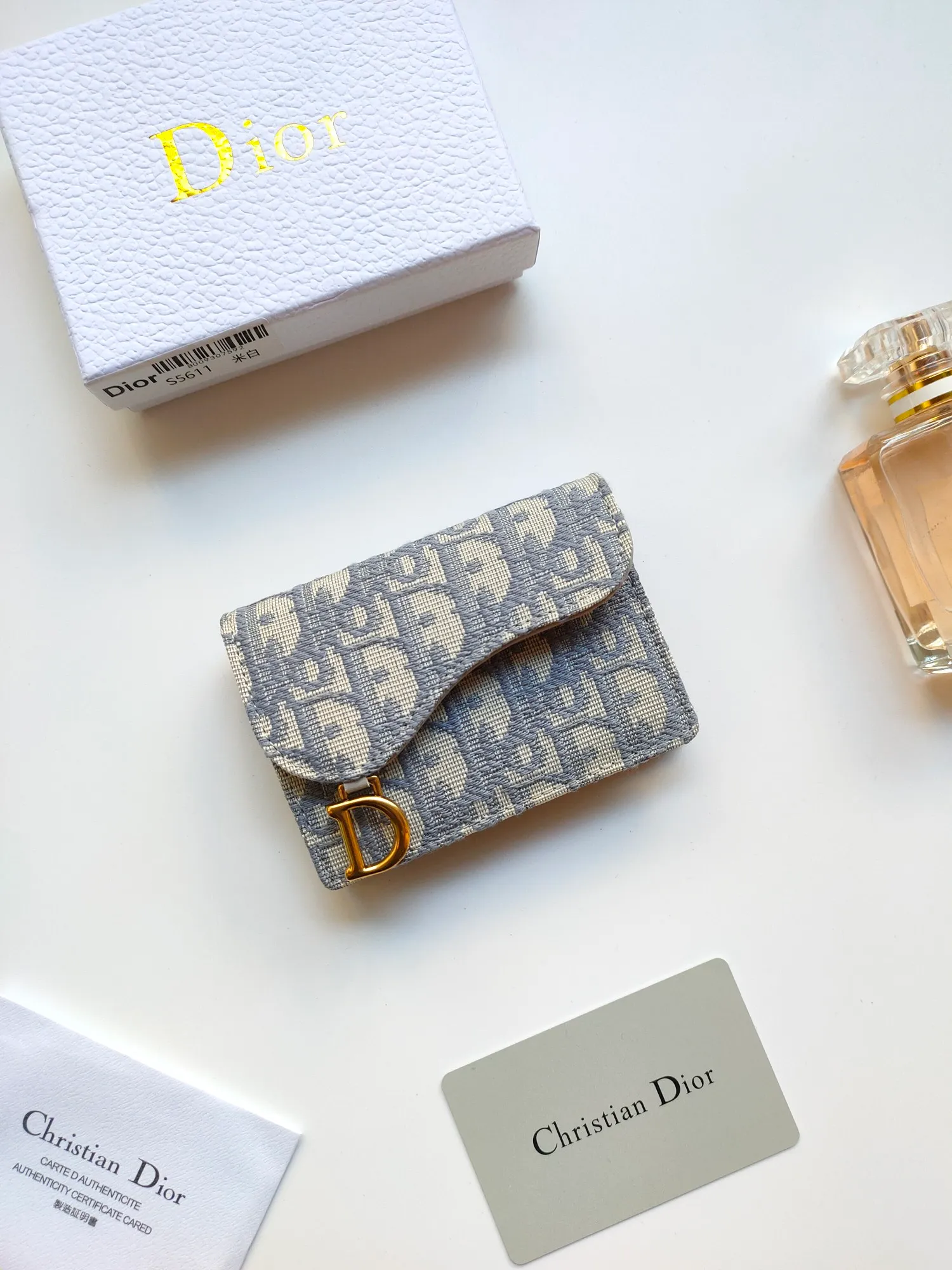 ￥110🌹This Dior saddle flip card holder is practical and compact👍🏻It can replace the traditional saddle wallet🎉Made of Dior Oblique printed fabric with sheepskin. It is made with exquisite craftsmanship and is durable❤️It has a spacious main compartment with 2 patch pockets and 2 card slots, which can store cash, bills and cards. Can be paired with other pieces from the saddle collection for an elegant look. Style number: S5611 Size: 11*7.5*2.5cm