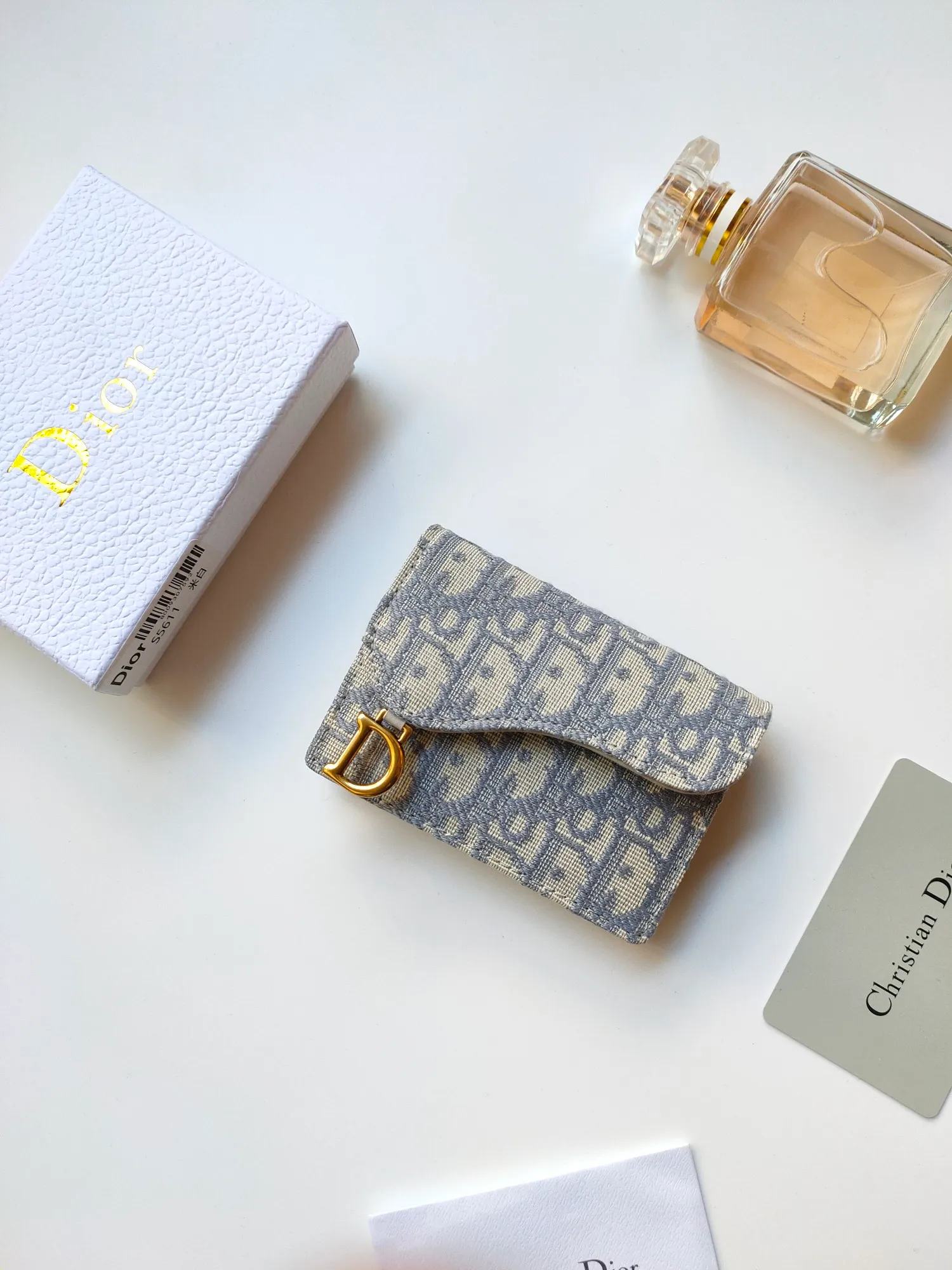 ￥110🌹This Dior saddle flip card holder is practical and compact👍🏻It can replace the traditional saddle wallet🎉Made of Dior Oblique printed fabric with sheepskin. It is made with exquisite craftsmanship and is durable❤️It has a spacious main compartment with 2 patch pockets and 2 card slots, which can store cash, bills and cards. Can be paired with other pieces from the saddle collection for an elegant look. Style number: S5611 Size: 11*7.5*2.5cm