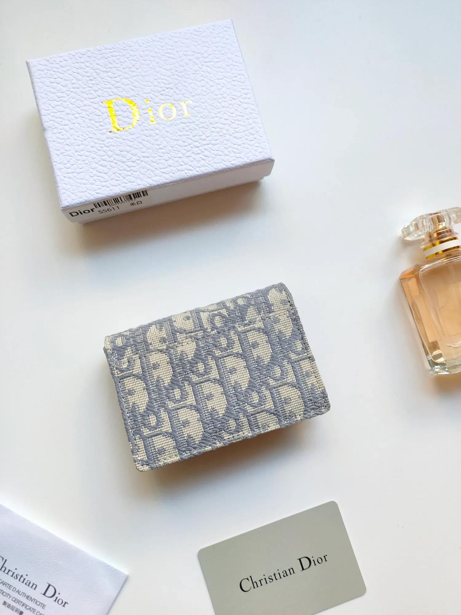 ￥110🌹This Dior saddle flip card holder is practical and compact👍🏻It can replace the traditional saddle wallet🎉Made of Dior Oblique printed fabric with sheepskin. It is made with exquisite craftsmanship and is durable❤️It has a spacious main compartment with 2 patch pockets and 2 card slots, which can store cash, bills and cards. Can be paired with other pieces from the saddle collection for an elegant look. Style number: S5611 Size: 11*7.5*2.5cm
