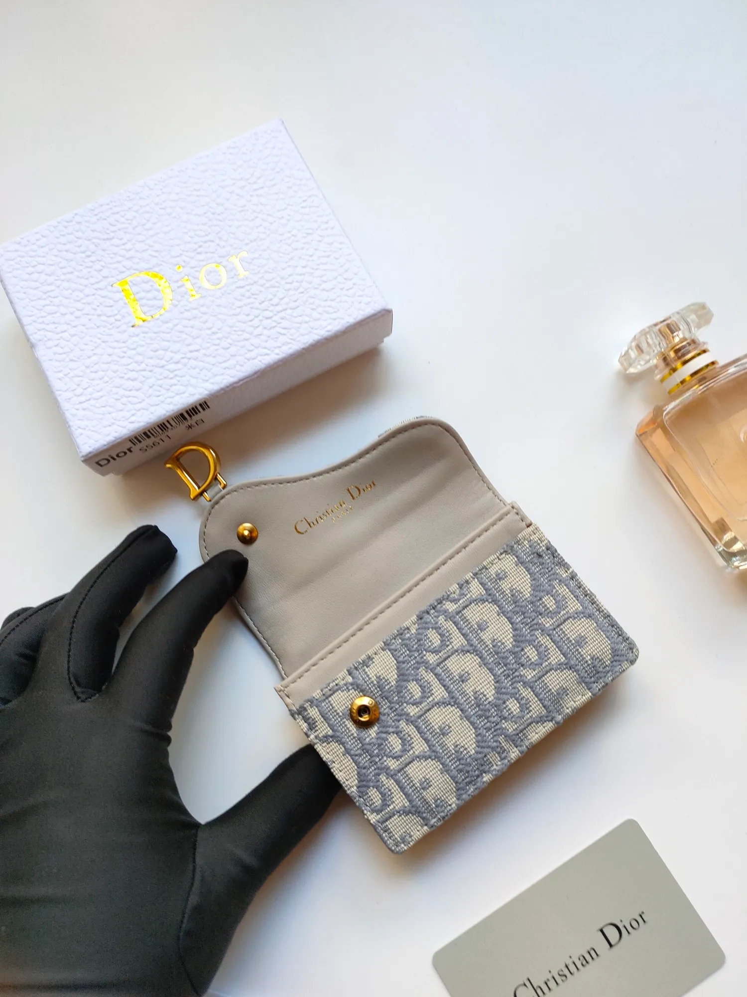 ￥110🌹This Dior saddle flip card holder is practical and compact👍🏻It can replace the traditional saddle wallet🎉Made of Dior Oblique printed fabric with sheepskin. It is made with exquisite craftsmanship and is durable❤️It has a spacious main compartment with 2 patch pockets and 2 card slots, which can store cash, bills and cards. Can be paired with other pieces from the saddle collection for an elegant look. Style number: S5611 Size: 11*7.5*2.5cm