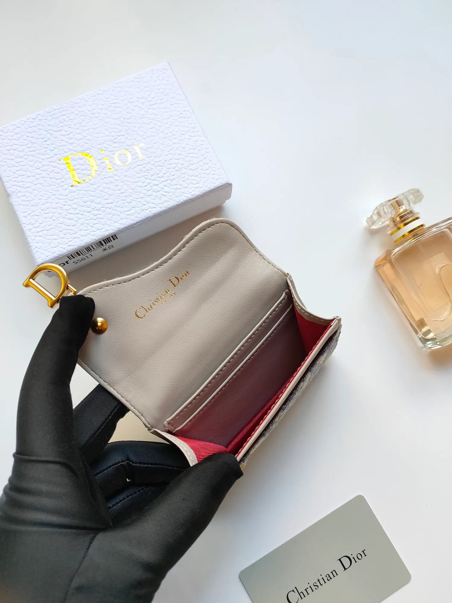 ￥110🌹This Dior saddle flip card holder is practical and compact👍🏻It can replace the traditional saddle wallet🎉Made of Dior Oblique printed fabric with sheepskin. It is made with exquisite craftsmanship and is durable❤️It has a spacious main compartment with 2 patch pockets and 2 card slots, which can store cash, bills and cards. Can be paired with other pieces from the saddle collection for an elegant look. Style number: S5611 Size: 11*7.5*2.5cm