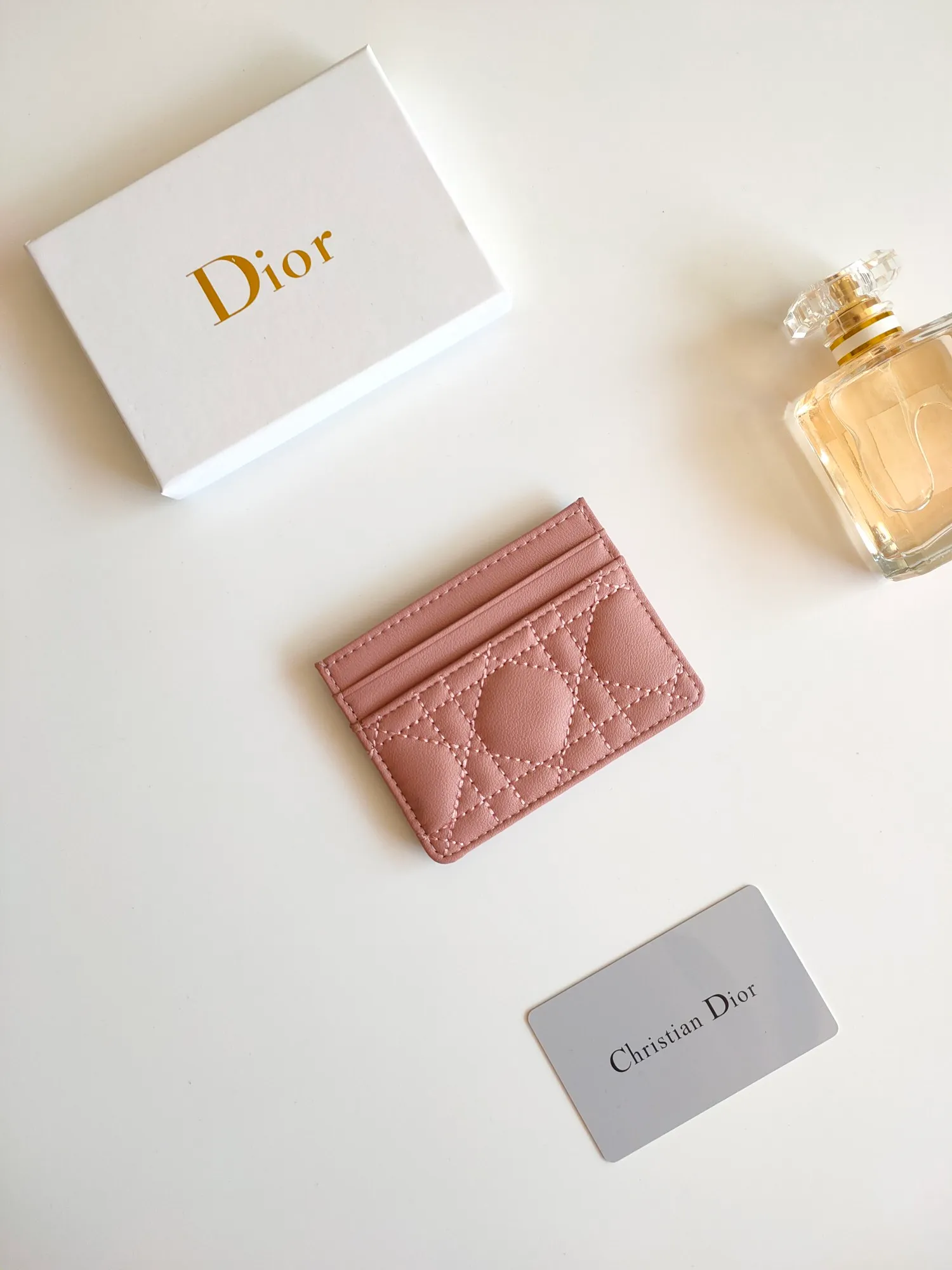 ￥110😍The Dior Caro five-compartment card holder is a new product this season, elegant and practical. Style number: S5130. Carefully crafted from soft cowhide, decorated with cannage pattern topstitching and embellished with the "CD" logo on the front. Elegant and sophisticated, it has five card slots and is suitable for various occasions. Size:10.5*7.5cm