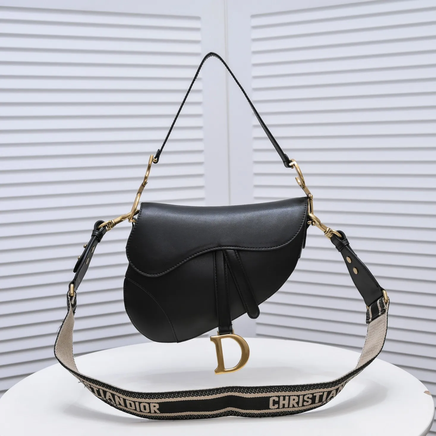 💰480￥Large size with box [♥️Dior saddle classic series] [With counter box🎁] Large size: 25.5 x 20 x 6.5 cm Be a classic with classics Fashion is fleeting, classics last forever, fashion is reincarnation. Model: 9921 From the initial birth, the saddle bag has witnessed IT Bag to Anti-IT Bag, and then to the IT bag with repeated trends. Bag回归；不必感怀，因为现在的才是更好的。 The love for the saddle bag is the inheritance of the Dior brand spirit, as Maria Grazia Chiuri explained in an interview: "I hope to recreate the classic beauty of that era through this series. I think this is a classic in Dior's recent history and an excellent accessory to match daily looks.