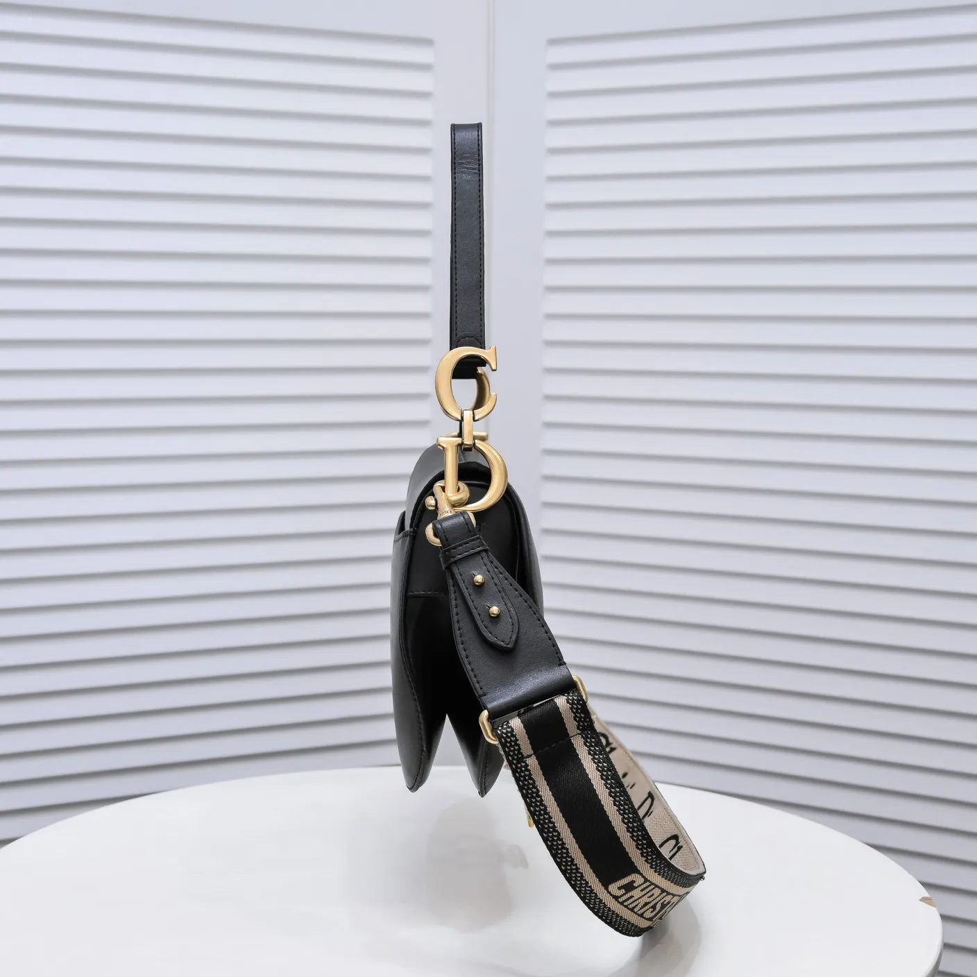 💰480￥Large size with box [♥️Dior saddle classic series] [With counter box🎁] Large size: 25.5 x 20 x 6.5 cm Be a classic with classics Fashion is fleeting, classics last forever, fashion is reincarnation. Model: 9921 From the initial birth, the saddle bag has witnessed IT Bag to Anti-IT Bag, and then to the IT bag with repeated trends. Bag回归；不必感怀，因为现在的才是更好的。 The love for the saddle bag is the inheritance of the Dior brand spirit, as Maria Grazia Chiuri explained in an interview: "I hope to recreate the classic beauty of that era through this series. I think this is a classic in Dior's recent history and an excellent accessory to match daily looks.