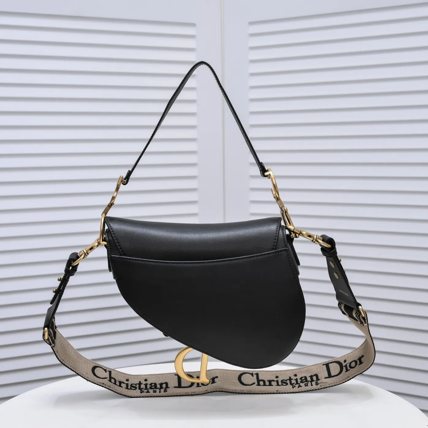 💰480￥Large size with box [♥️Dior saddle classic series] [With counter box🎁] Large size: 25.5 x 20 x 6.5 cm Be a classic with classics Fashion is fleeting, classics last forever, fashion is reincarnation. Model: 9921 From the initial birth, the saddle bag has witnessed IT Bag to Anti-IT Bag, and then to the IT bag with repeated trends. Bag回归；不必感怀，因为现在的才是更好的。 The love for the saddle bag is the inheritance of the Dior brand spirit, as Maria Grazia Chiuri explained in an interview: "I hope to recreate the classic beauty of that era through this series. I think this is a classic in Dior's recent history and an excellent accessory to match daily looks.
