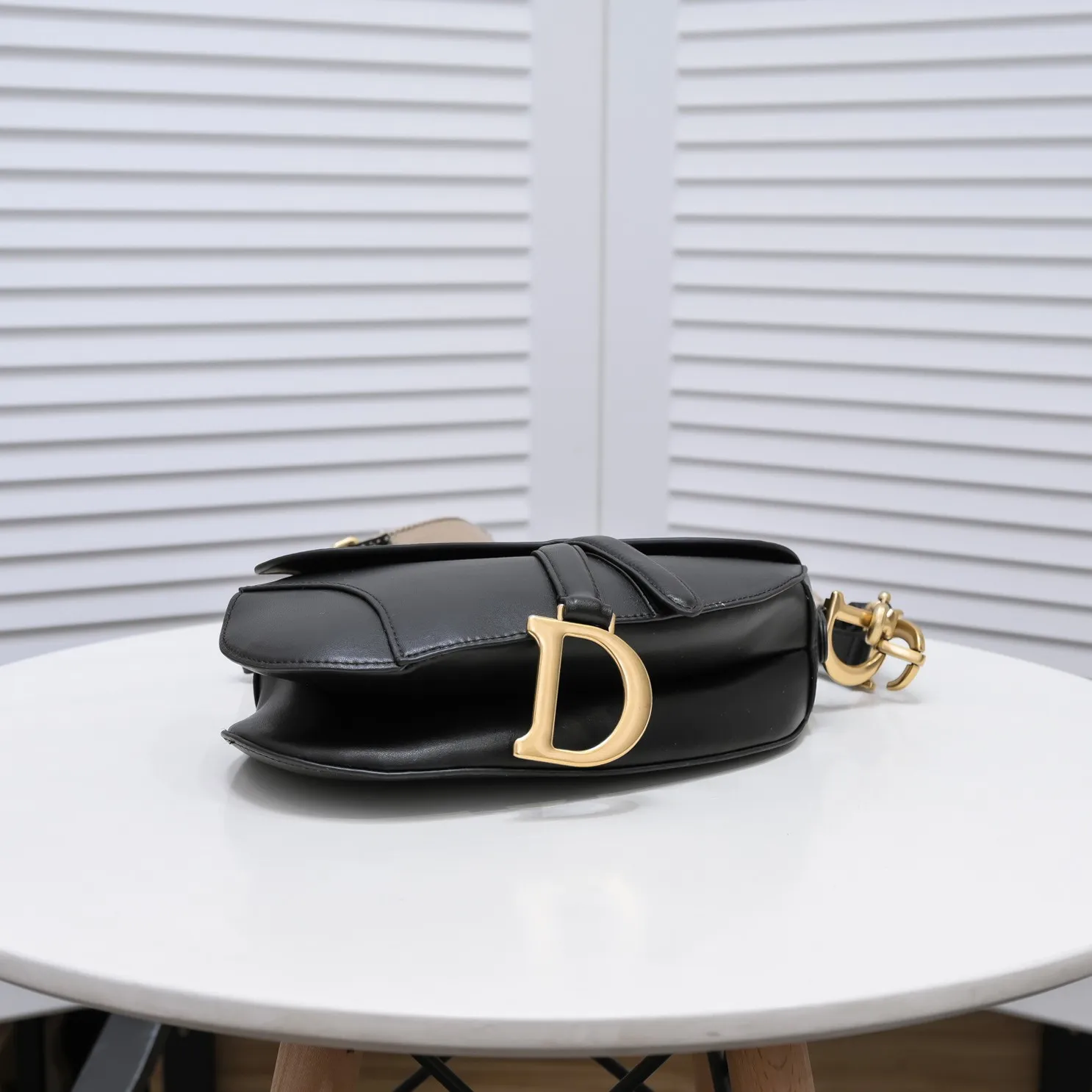 💰480￥Large size with box [♥️Dior saddle classic series] [With counter box🎁] Large size: 25.5 x 20 x 6.5 cm Be a classic with classics Fashion is fleeting, classics last forever, fashion is reincarnation. Model: 9921 From the initial birth, the saddle bag has witnessed IT Bag to Anti-IT Bag, and then to the IT bag with repeated trends. Bag回归；不必感怀，因为现在的才是更好的。 The love for the saddle bag is the inheritance of the Dior brand spirit, as Maria Grazia Chiuri explained in an interview: "I hope to recreate the classic beauty of that era through this series. I think this is a classic in Dior's recent history and an excellent accessory to match daily looks.