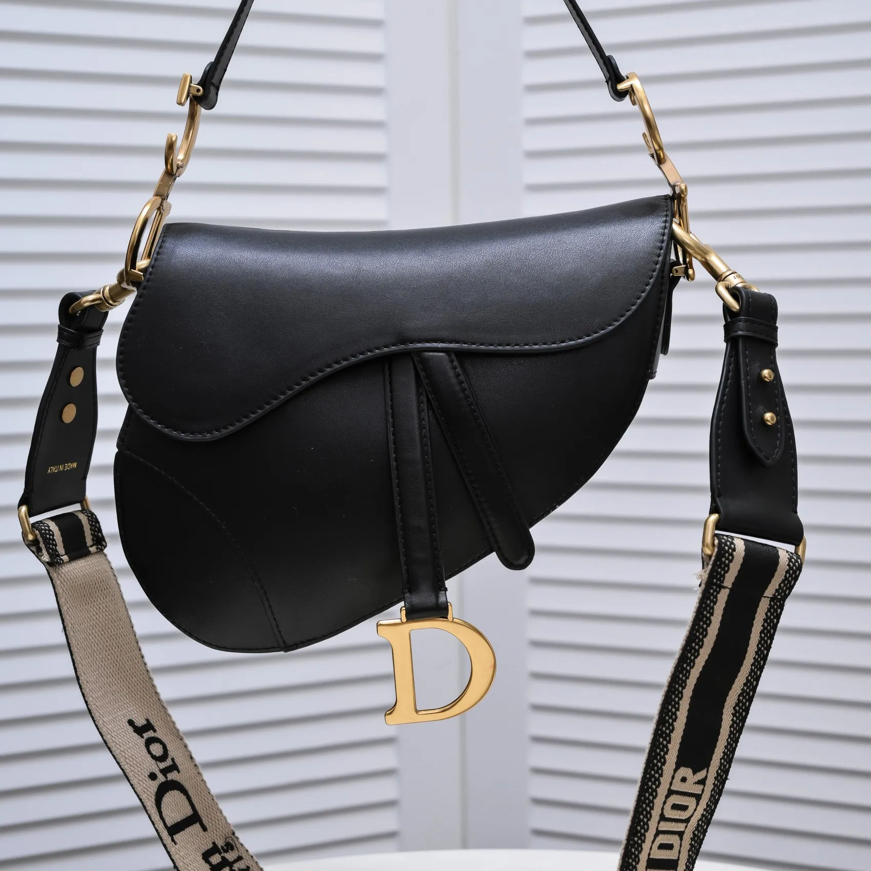 💰480￥Large size with box [♥️Dior saddle classic series] [With counter box🎁] Large size: 25.5 x 20 x 6.5 cm Be a classic with classics Fashion is fleeting, classics last forever, fashion is reincarnation. Model: 9921 From the initial birth, the saddle bag has witnessed IT Bag to Anti-IT Bag, and then to the IT bag with repeated trends. Bag回归；不必感怀，因为现在的才是更好的。 The love for the saddle bag is the inheritance of the Dior brand spirit, as Maria Grazia Chiuri explained in an interview: "I hope to recreate the classic beauty of that era through this series. I think this is a classic in Dior's recent history and an excellent accessory to match daily looks.