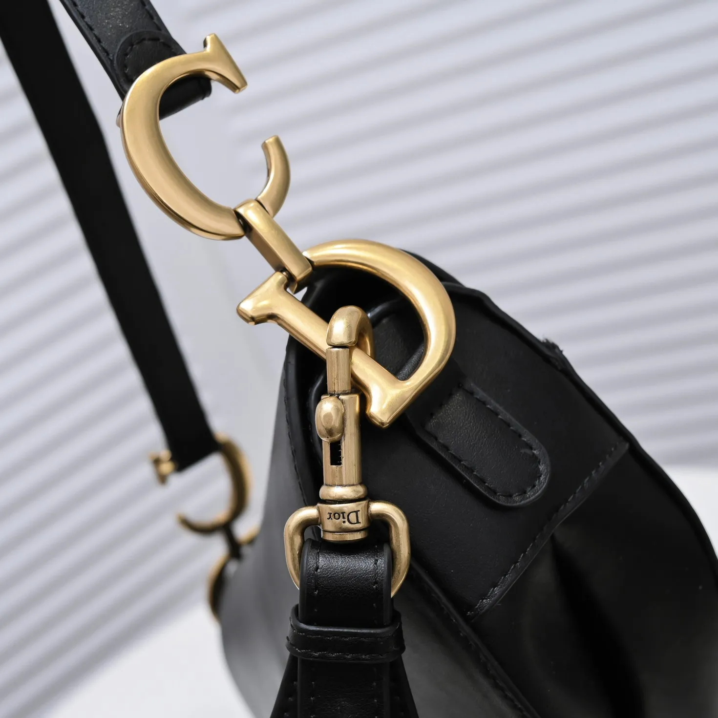 💰480￥Large size with box [♥️Dior saddle classic series] [With counter box🎁] Large size: 25.5 x 20 x 6.5 cm Be a classic with classics Fashion is fleeting, classics last forever, fashion is reincarnation. Model: 9921 From the initial birth, the saddle bag has witnessed IT Bag to Anti-IT Bag, and then to the IT bag with repeated trends. Bag回归；不必感怀，因为现在的才是更好的。 The love for the saddle bag is the inheritance of the Dior brand spirit, as Maria Grazia Chiuri explained in an interview: "I hope to recreate the classic beauty of that era through this series. I think this is a classic in Dior's recent history and an excellent accessory to match daily looks.