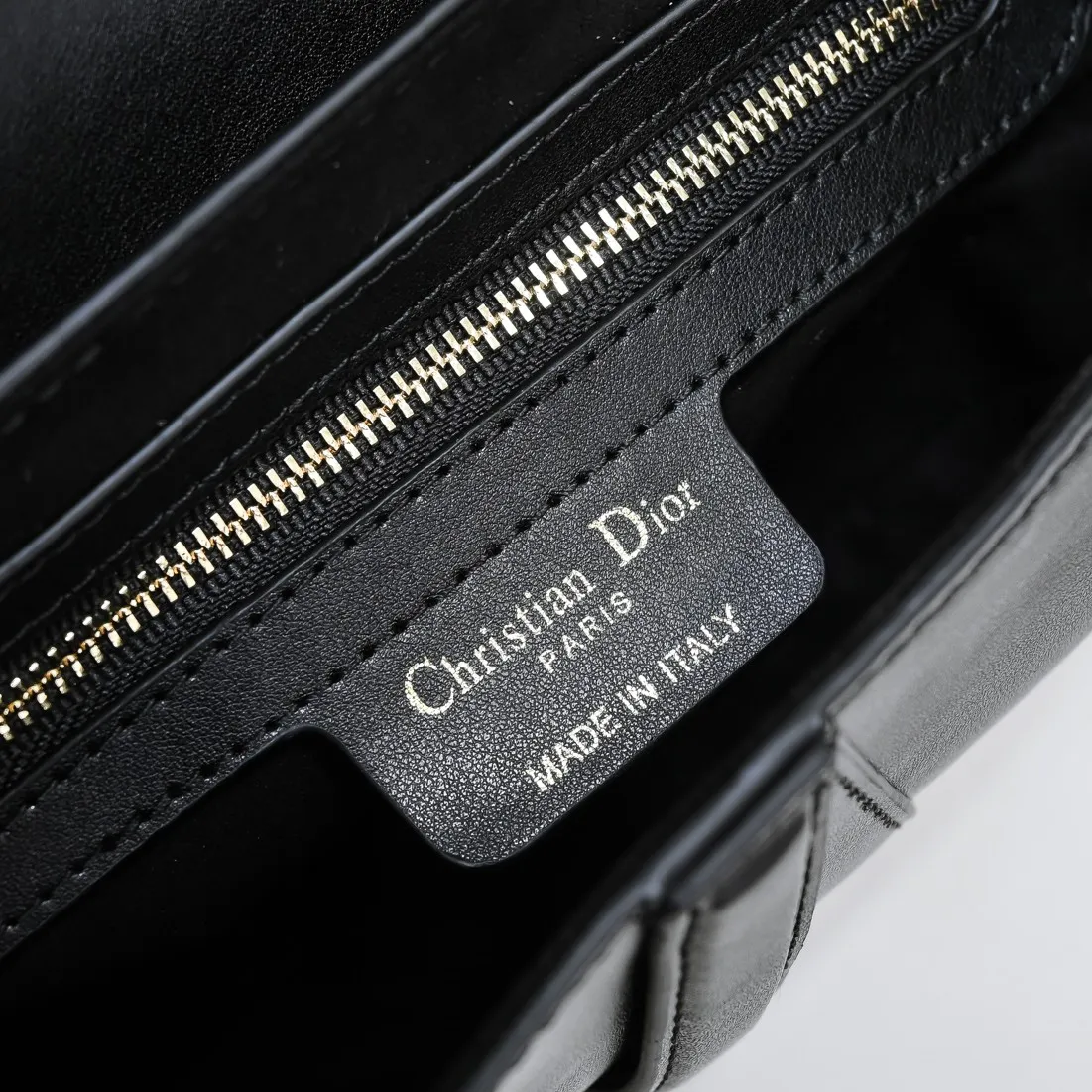 💰480￥Large size with box [♥️Dior saddle classic series] [With counter box🎁] Large size: 25.5 x 20 x 6.5 cm Be a classic with classics Fashion is fleeting, classics last forever, fashion is reincarnation. Model: 9921 From the initial birth, the saddle bag has witnessed IT Bag to Anti-IT Bag, and then to the IT bag with repeated trends. Bag回归；不必感怀，因为现在的才是更好的。 The love for the saddle bag is the inheritance of the Dior brand spirit, as Maria Grazia Chiuri explained in an interview: "I hope to recreate the classic beauty of that era through this series. I think this is a classic in Dior's recent history and an excellent accessory to match daily looks.