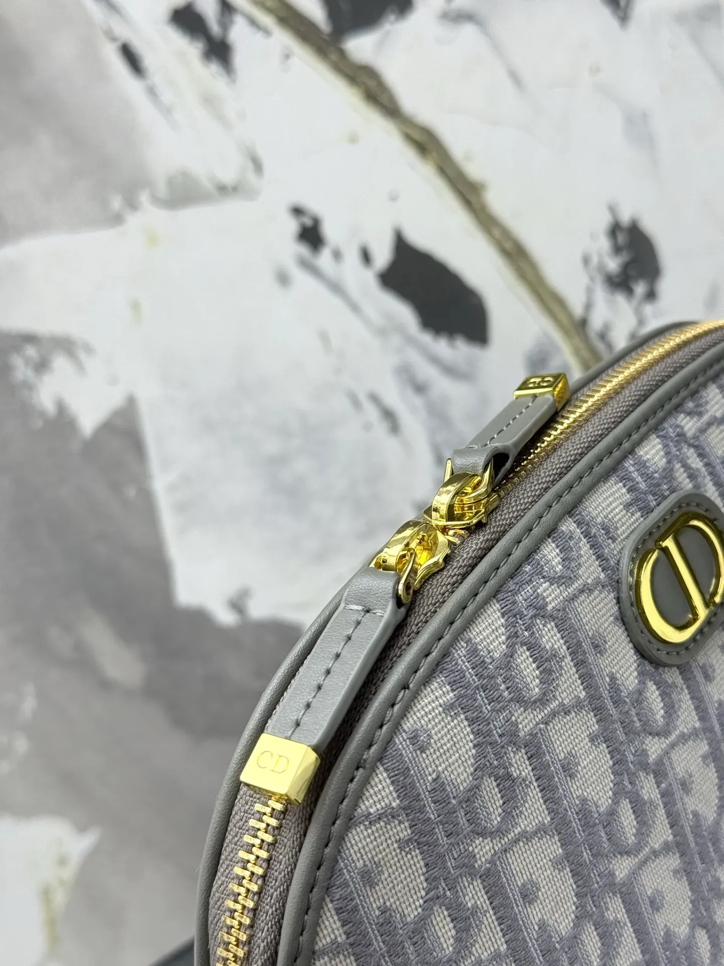 💰230💰The bag is decorated with dior’s signature blue oblique print. It features two chic zippered compartments and a patch pocket to organize a variety of supplies. Available in a large size, it can be worn with other oblique printed pieces. Front CD logo Blue oblique print 1 patch pocket Technical fabric lining Dimensions: 15.5 cm x 24 cm x 7 cm Reference number: S2123