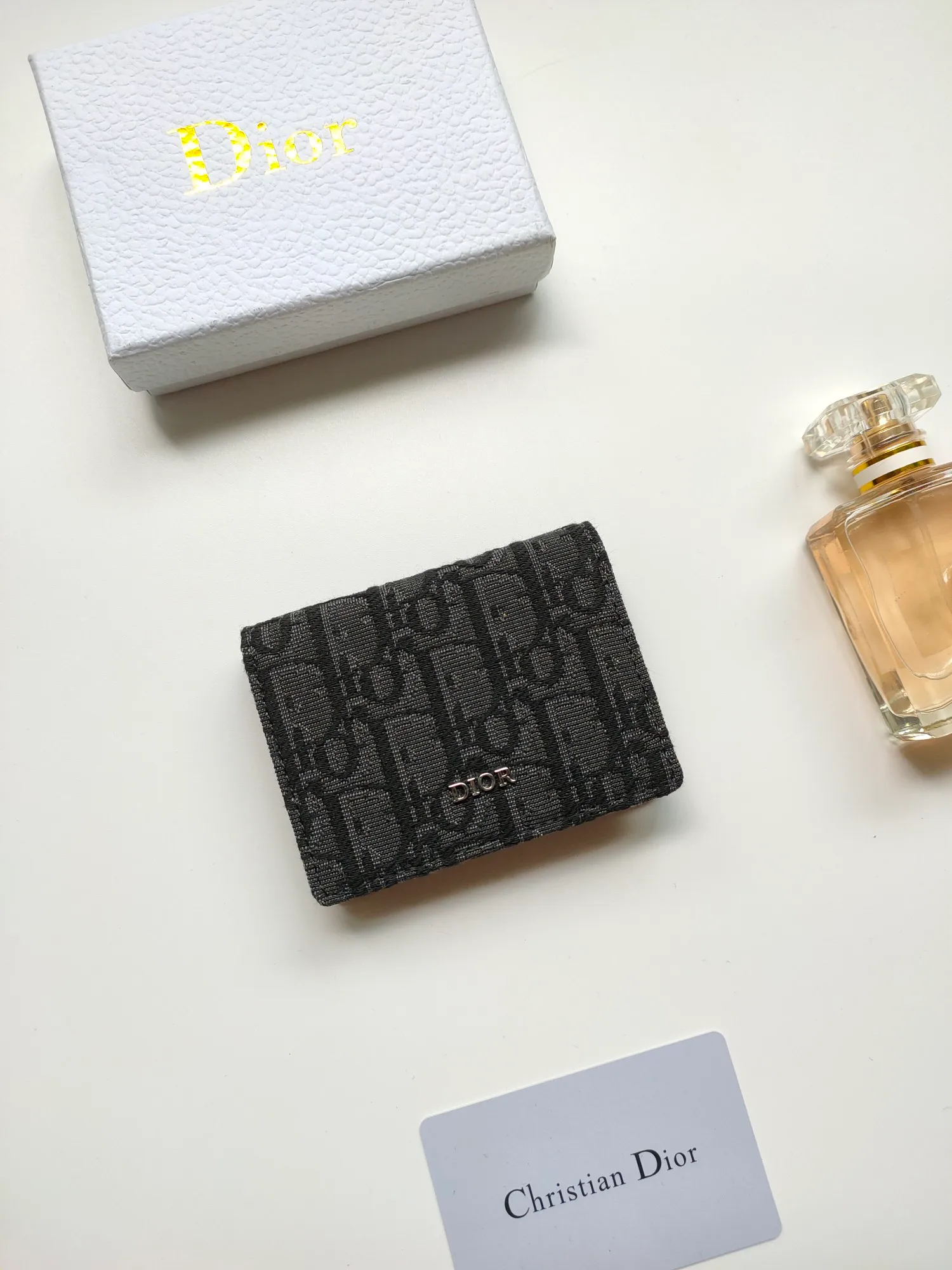 ￥110💰Business card holder is practical and exquisite👏🏻Elaborately made of Oblique printed fabric, with black smooth cowhide material inside. Style number: 136 🌺Equipped with a gusseted compartment with card slots, and the flip cover also has two card slots. "DIOR" logo on the front and interior. Size:10*6.8*2cm