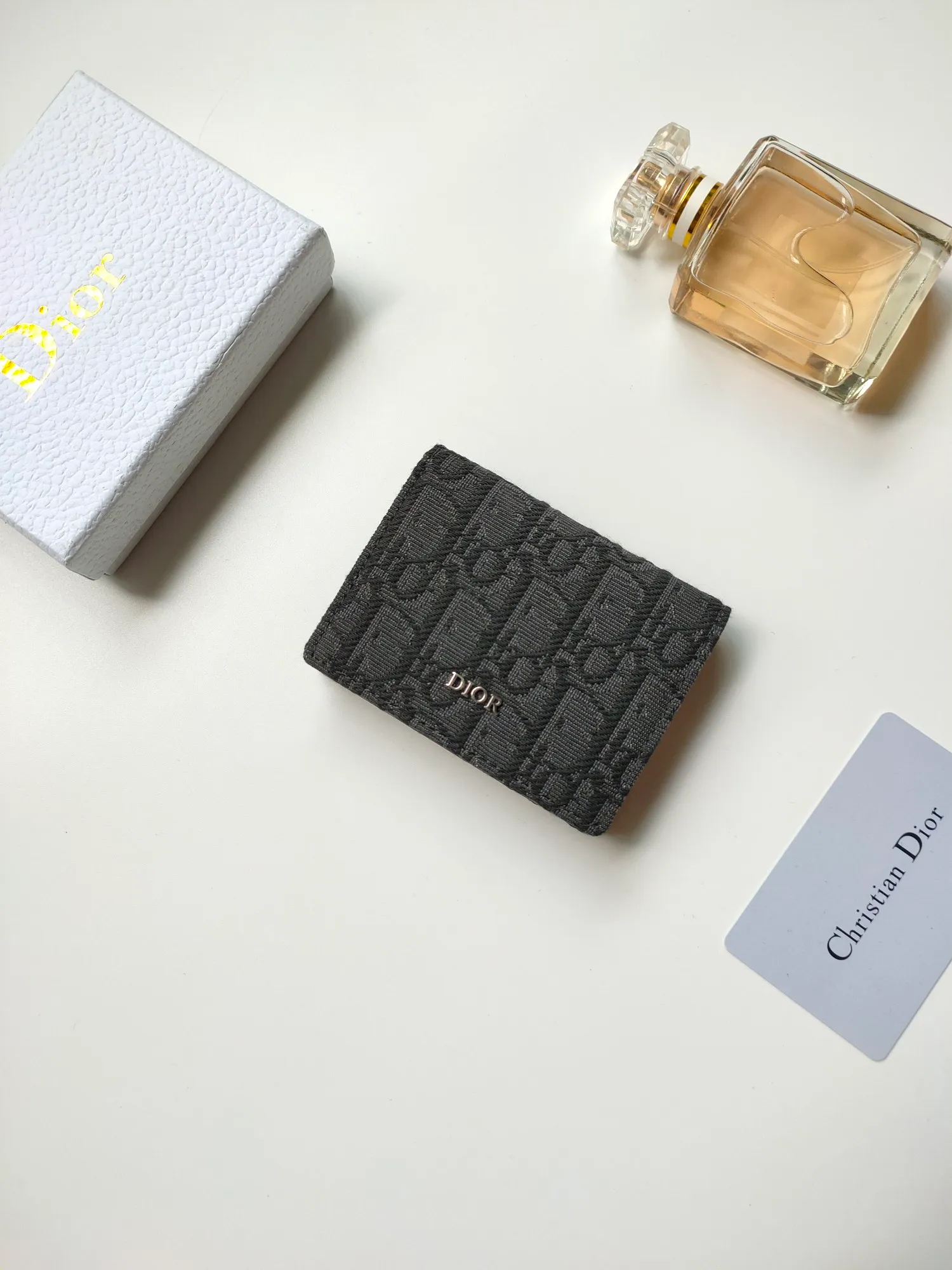 ￥110💰Business card holder is practical and exquisite👏🏻Elaborately made of Oblique printed fabric, with black smooth cowhide material inside. Style number: 136 🌺Equipped with a gusseted compartment with card slots, and the flip cover also has two card slots. "DIOR" logo on the front and interior. Size:10*6.8*2cm