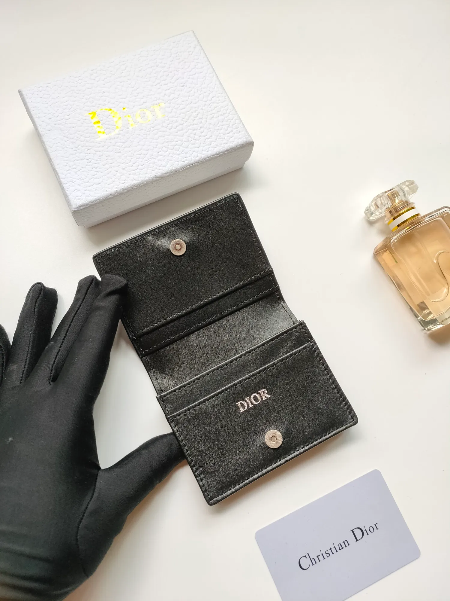 ￥110💰Business card holder is practical and exquisite👏🏻Elaborately made of Oblique printed fabric, with black smooth cowhide material inside. Style number: 136 🌺Equipped with a gusseted compartment with card slots, and the flip cover also has two card slots. "DIOR" logo on the front and interior. Size:10*6.8*2cm