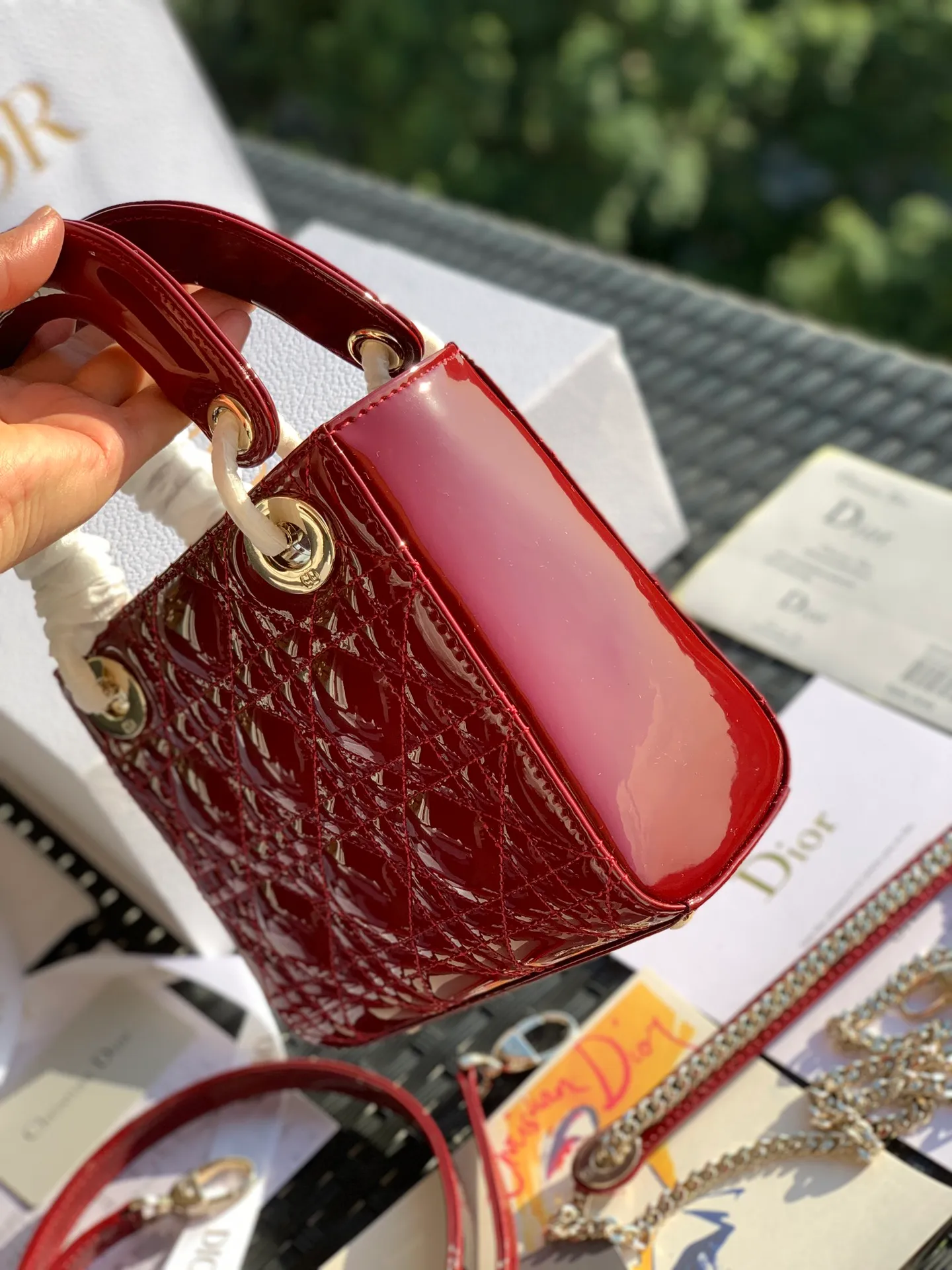 Top upgraded version 💰1800, size is 17×15×7, classic is classic! Although it has been sold for so many years, Lady Dio*r still ranks first in searches for leather goods on the Dio*r official website! First of all, the patent leather Princess Diana is a popular and evergreen model, and the price has been skyrocketing all the way, so if you don’t buy it, it will become even more expensive! We are the real top-shelf products! The details are exquisite and can be seen in real photos. From the hardware to the leather, all the materials are original from the counter, and all the identification points are absolutely rigorous!