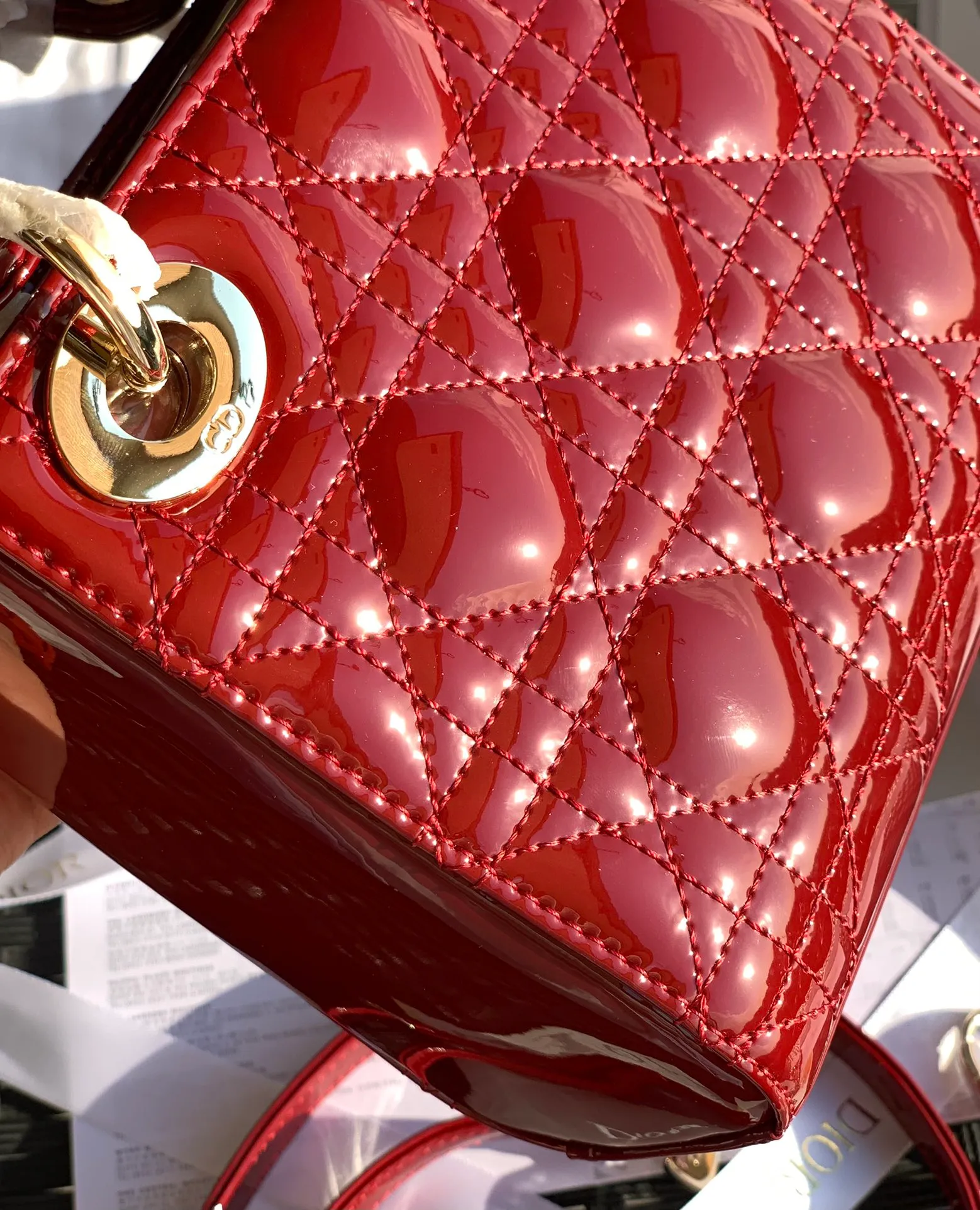 Top upgraded version 💰1800, size is 17×15×7, classic is classic! Although it has been sold for so many years, Lady Dio*r still ranks first in searches for leather goods on the Dio*r official website! First of all, the patent leather Princess Diana is a popular and evergreen model, and the price has been skyrocketing all the way, so if you don’t buy it, it will become even more expensive! We are the real top-shelf products! The details are exquisite and can be seen in real photos. From the hardware to the leather, all the materials are original from the counter, and all the identification points are absolutely rigorous!