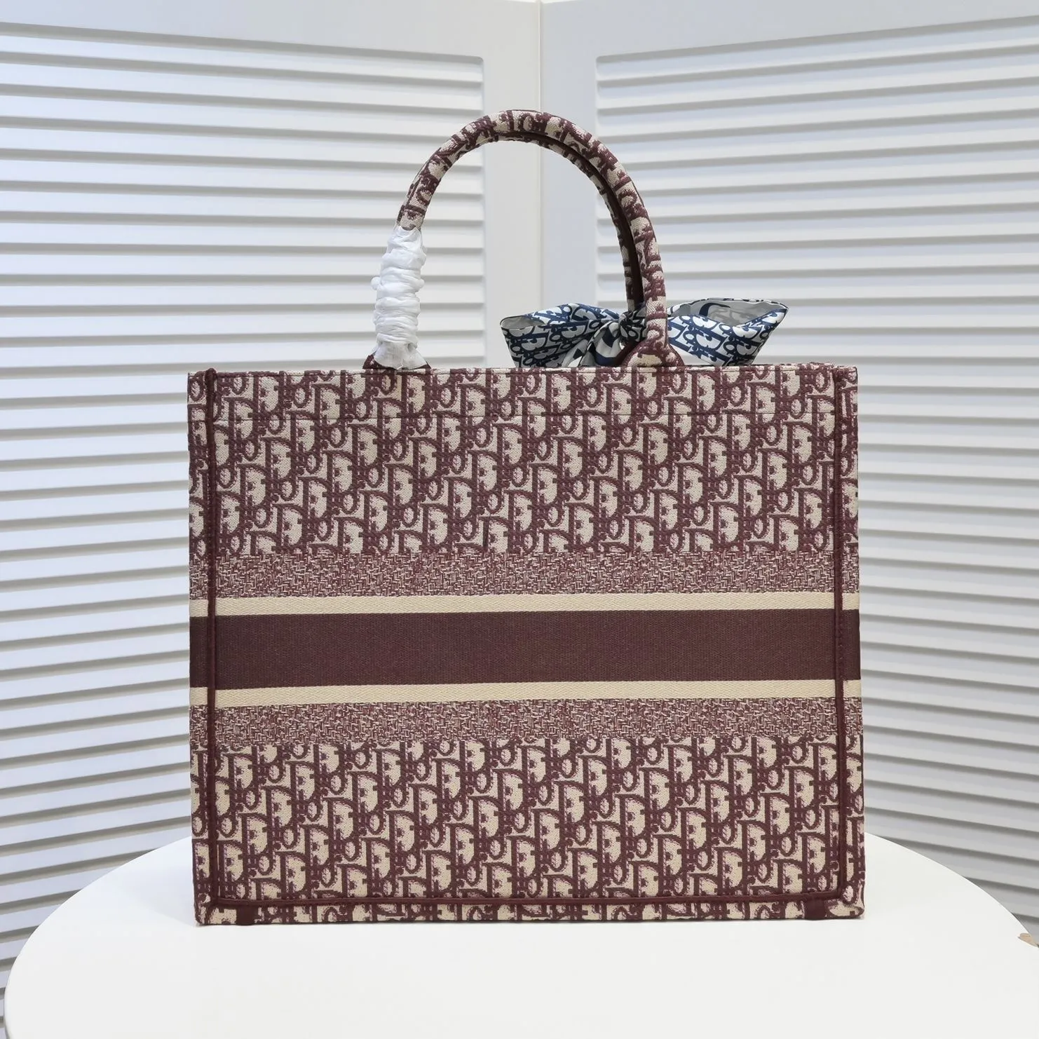 💰360￥With silk scarf, large size🔥 embroidered edge🔜Dior new shopping bag at Dior counter! Counters are updated simultaneously! Limited edition of the same style as the stars! Super stylish! Imported fabric👍high-end quality! You can go in and out of the counters at will without any pressure! The first choice for going out with super large capacity👍 Model: 8033 Size: 41*14*32cm