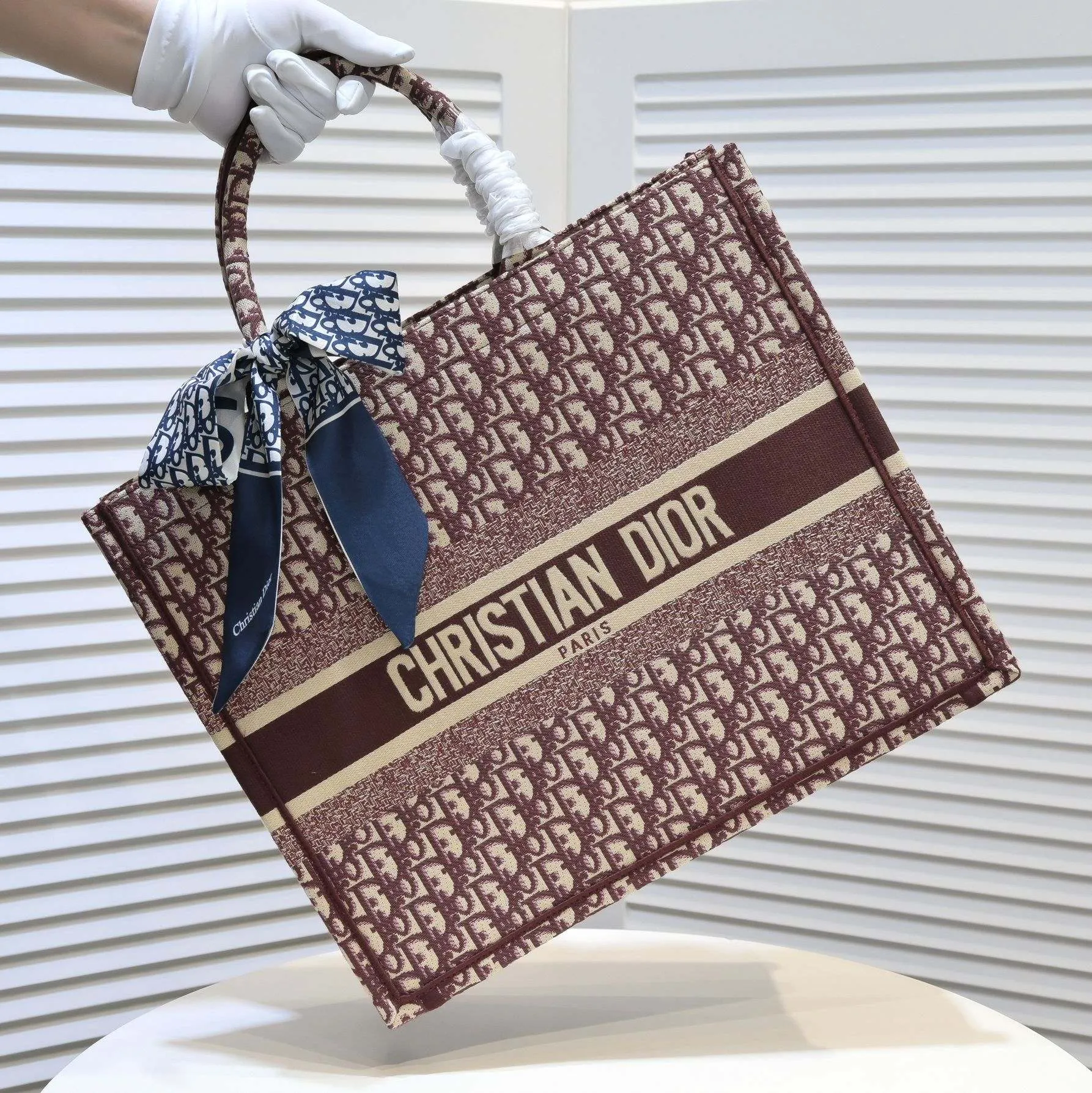 💰360￥With silk scarf, large size🔥 embroidered edge🔜Dior new shopping bag at Dior counter! Counters are updated simultaneously! Limited edition of the same style as the stars! Super stylish! Imported fabric👍high-end quality! You can go in and out of the counters at will without any pressure! The first choice for going out with super large capacity👍 Model: 8033 Size: 41*14*32cm