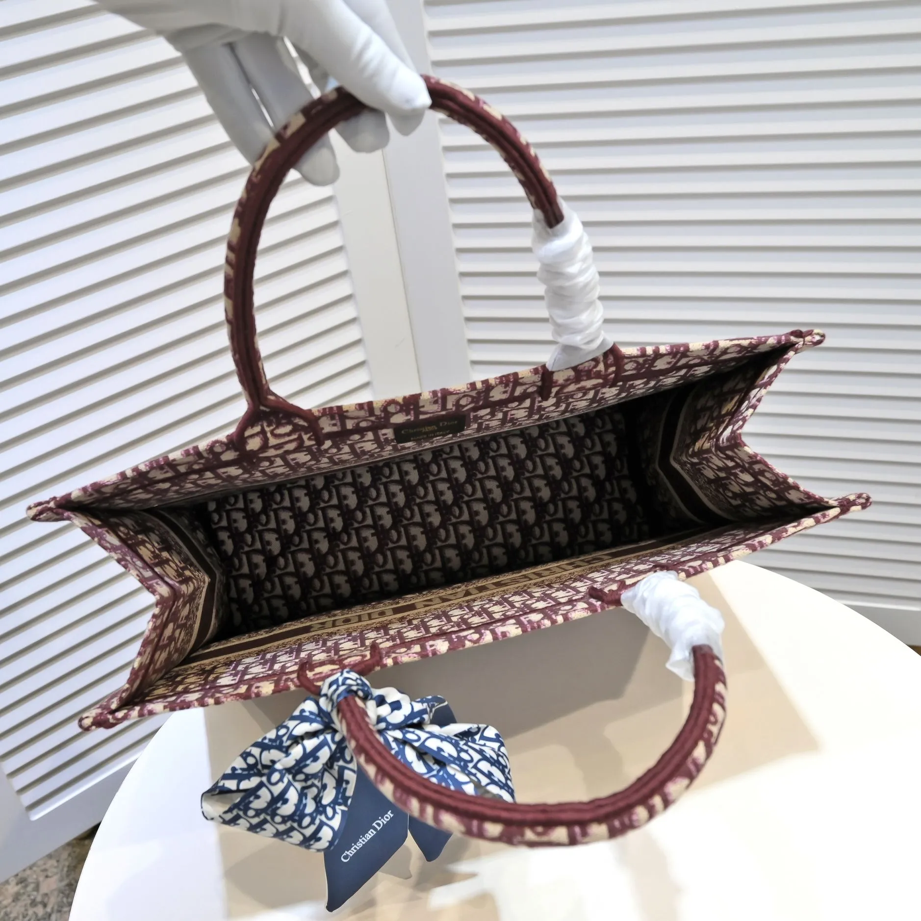 💰360￥With silk scarf, large size🔥 embroidered edge🔜Dior new shopping bag at Dior counter! Counters are updated simultaneously! Limited edition of the same style as the stars! Super stylish! Imported fabric👍high-end quality! You can go in and out of the counters at will without any pressure! The first choice for going out with super large capacity👍 Model: 8033 Size: 41*14*32cm