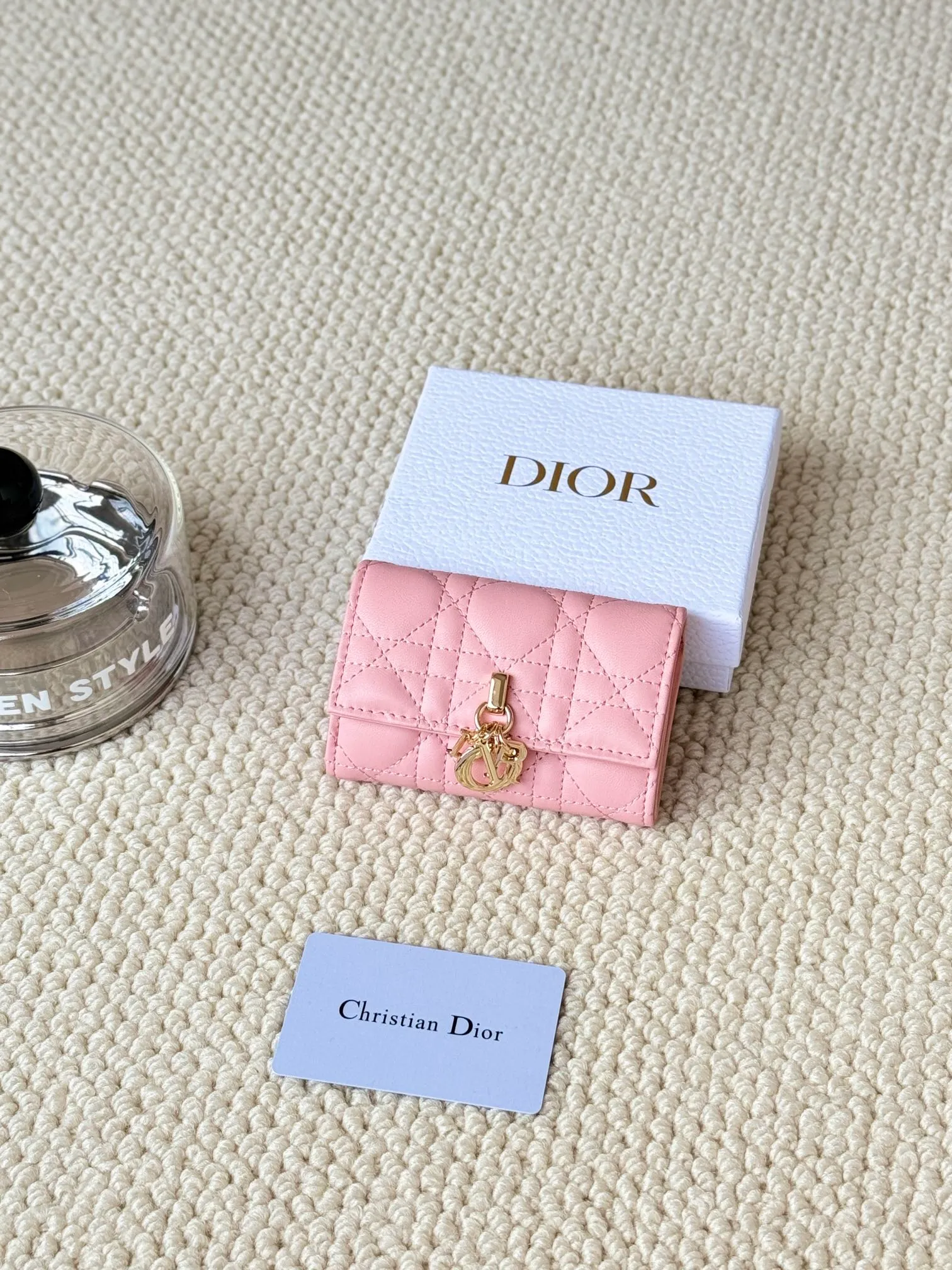 💰150 No.: S0966ONMJ_M413 Size: 11x7.5x2.5cm This My Dior Glycine wallet is compact, practical and unique. Crafted from blush pink sheepskin, it is decorated with a cannage pattern and features a D.I.O.R. charm on the front to enhance the style. Elegant and refined, it can store a variety of daily necessities, is suitable for various occasions, and can be matched with other My Dior items. Front D.I.O.R. charm 2 card slots 1 zipped compartment 1 spacious interior compartment Made in Italy