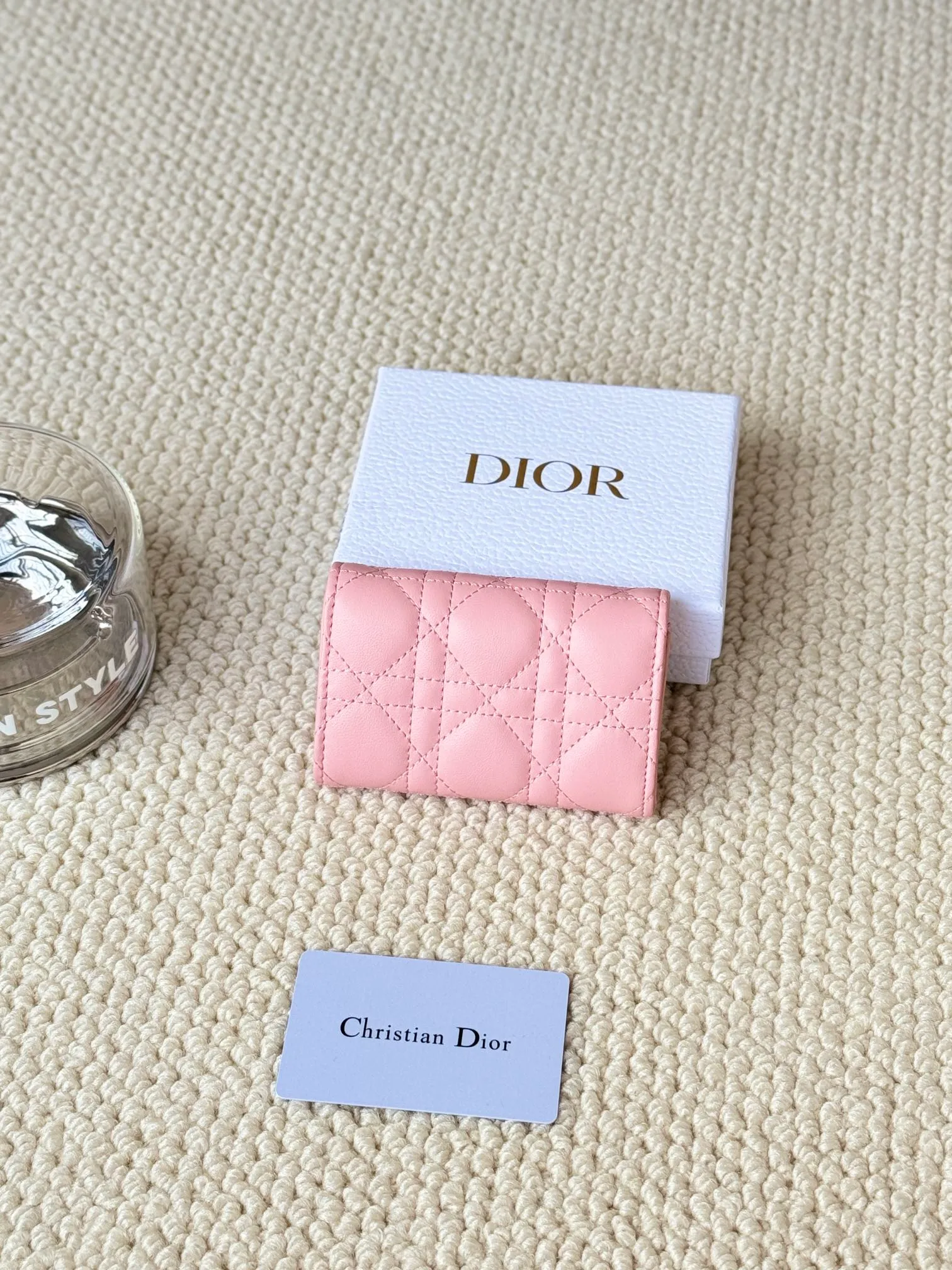 💰150 No.: S0966ONMJ_M413 Size: 11x7.5x2.5cm This My Dior Glycine wallet is compact, practical and unique. Crafted from blush pink sheepskin, it is decorated with a cannage pattern and features a D.I.O.R. charm on the front to enhance the style. Elegant and refined, it can store a variety of daily necessities, is suitable for various occasions, and can be matched with other My Dior items. Front D.I.O.R. charm 2 card slots 1 zipped compartment 1 spacious interior compartment Made in Italy