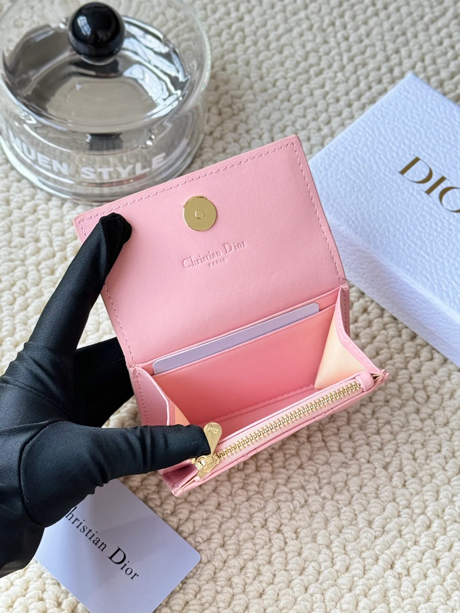 💰150 No.: S0966ONMJ_M413 Size: 11x7.5x2.5cm This My Dior Glycine wallet is compact, practical and unique. Crafted from blush pink sheepskin, it is decorated with a cannage pattern and features a D.I.O.R. charm on the front to enhance the style. Elegant and refined, it can store a variety of daily necessities, is suitable for various occasions, and can be matched with other My Dior items. Front D.I.O.R. charm 2 card slots 1 zipped compartment 1 spacious interior compartment Made in Italy