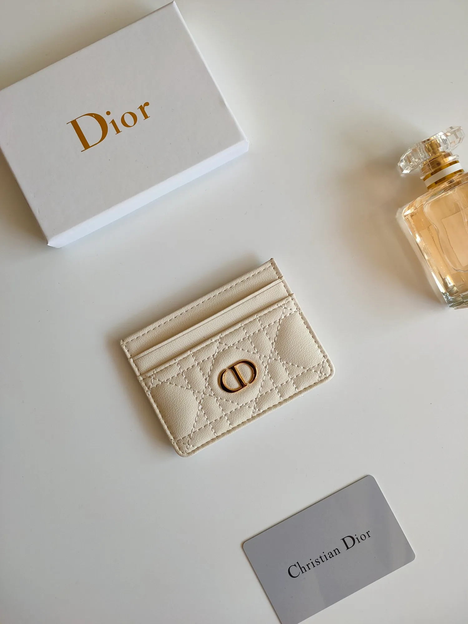 ￥110😍The Dior Caro five-compartment card holder is a new product this season, elegant and practical. Style number: S5130. Carefully crafted from soft cowhide, decorated with cannage pattern topstitching and embellished with the "CD" logo on the front. Elegant and sophisticated, it has five card slots and is suitable for various occasions. Size:10.5*7.5cm