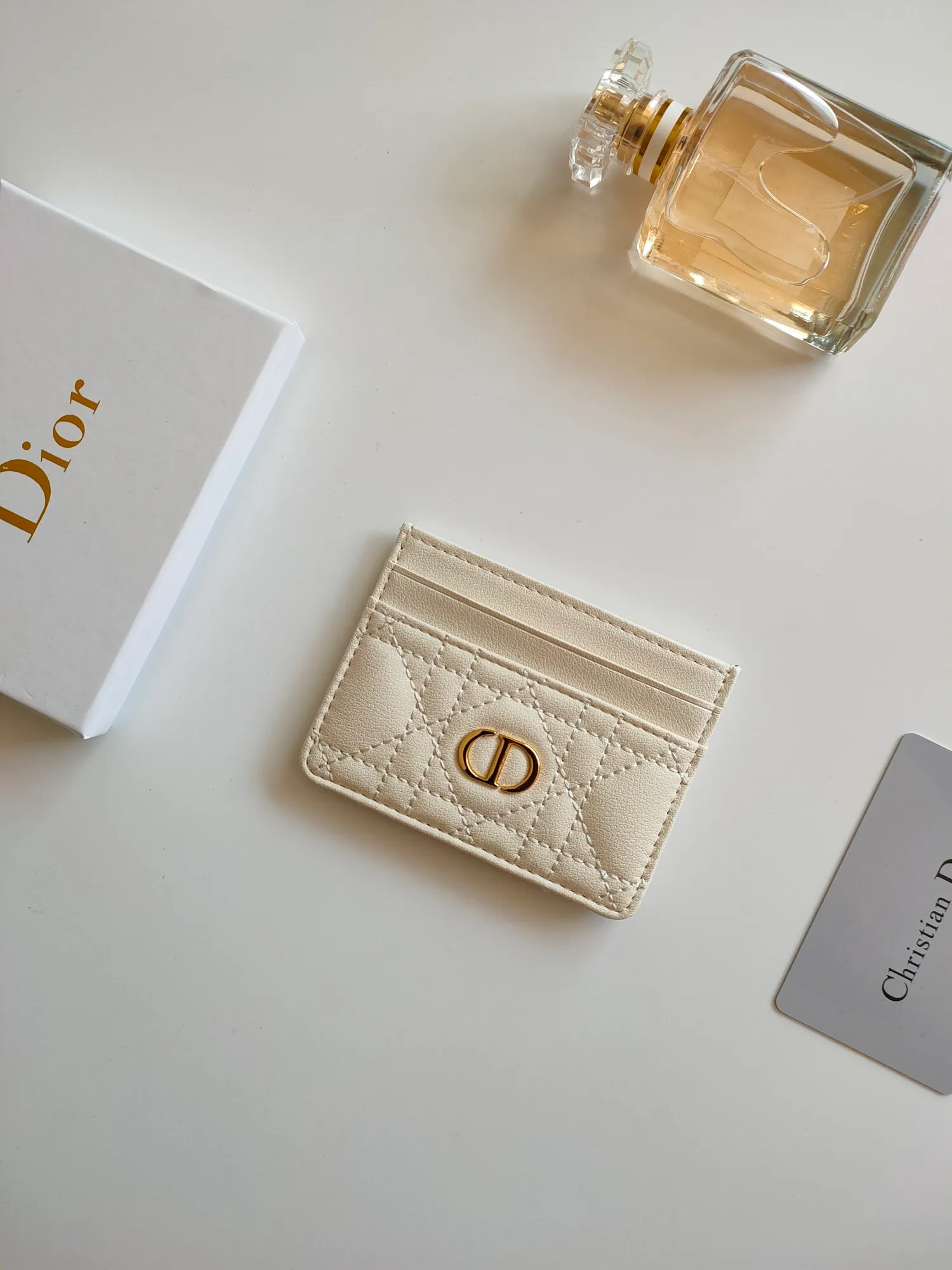 ￥110😍The Dior Caro five-compartment card holder is a new product this season, elegant and practical. Style number: S5130. Carefully crafted from soft cowhide, decorated with cannage pattern topstitching and embellished with the "CD" logo on the front. Elegant and sophisticated, it has five card slots and is suitable for various occasions. Size:10.5*7.5cm