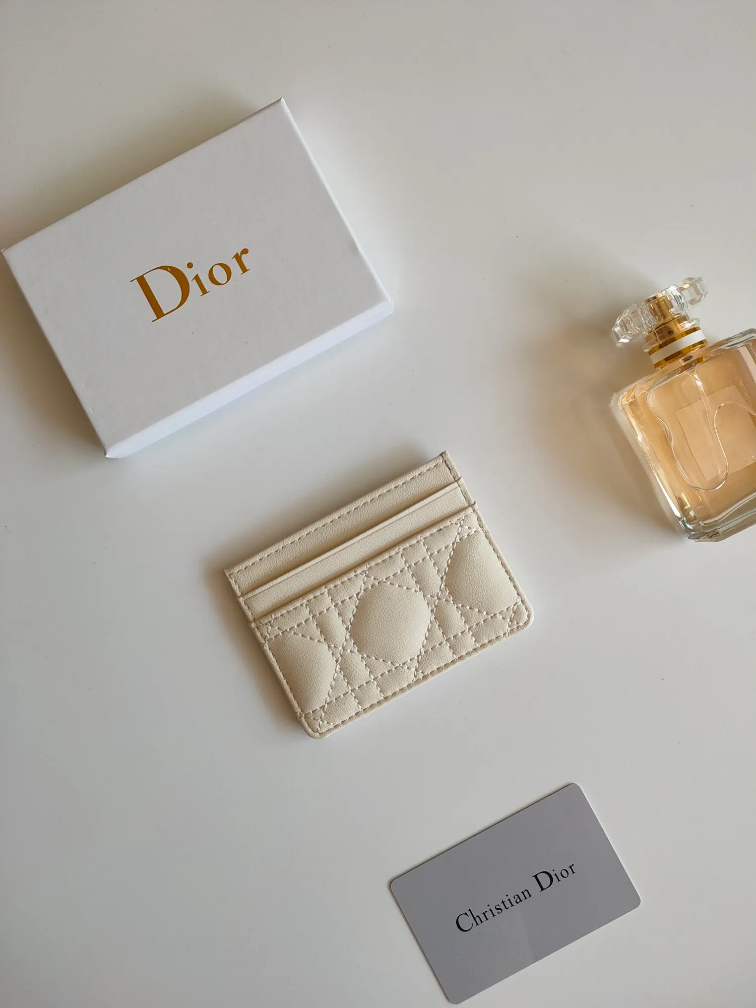 ￥110😍The Dior Caro five-compartment card holder is a new product this season, elegant and practical. Style number: S5130. Carefully crafted from soft cowhide, decorated with cannage pattern topstitching and embellished with the "CD" logo on the front. Elegant and sophisticated, it has five card slots and is suitable for various occasions. Size:10.5*7.5cm