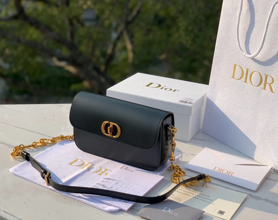 ❗️❗️❗️Free shipping with SF Express for year-end event❗️❗️❗️💰1800 Size 22.5×12.5×6.5cm 2023 Dior latest 30 Montaigne shipped, another king of fried buns🔥 As one of Dior's four major bag styles, Montaigne has always been deeply loved. This latest Montaigne hit me hard. The lines of the bag are smoother and rounder. It has a softer and warmer feeling than the old style. The original luxurious "BOX calfskin" is not afraid of time and becomes more and more beautiful ~ The enamel buckle shoulder strap is cleverly matched with cowhide, which is fashionable yet elegant. Wear it over one shoulder to show your personality. Hurry up and get it now. Be the first girl to wear this new style on your back when walking on the street.