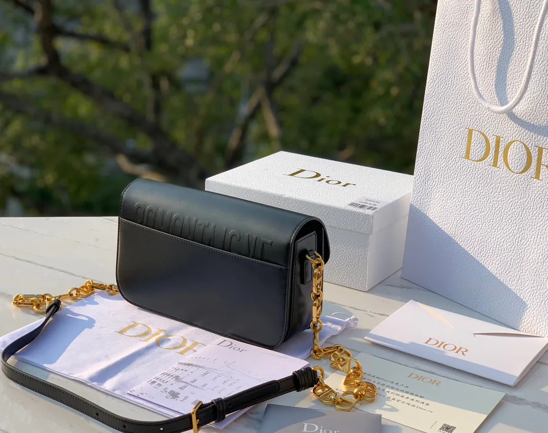 ❗️❗️❗️Free shipping with SF Express for year-end event❗️❗️❗️💰1800 Size 22.5×12.5×6.5cm 2023 Dior latest 30 Montaigne shipped, another king of fried buns🔥 As one of Dior's four major bag styles, Montaigne has always been deeply loved. This latest Montaigne hit me hard. The lines of the bag are smoother and rounder. It has a softer and warmer feeling than the old style. The original luxurious "BOX calfskin" is not afraid of time and becomes more and more beautiful ~ The enamel buckle shoulder strap is cleverly matched with cowhide, which is fashionable yet elegant. Wear it over one shoulder to show your personality. Hurry up and get it now. Be the first girl to wear this new style on your back when walking on the street.