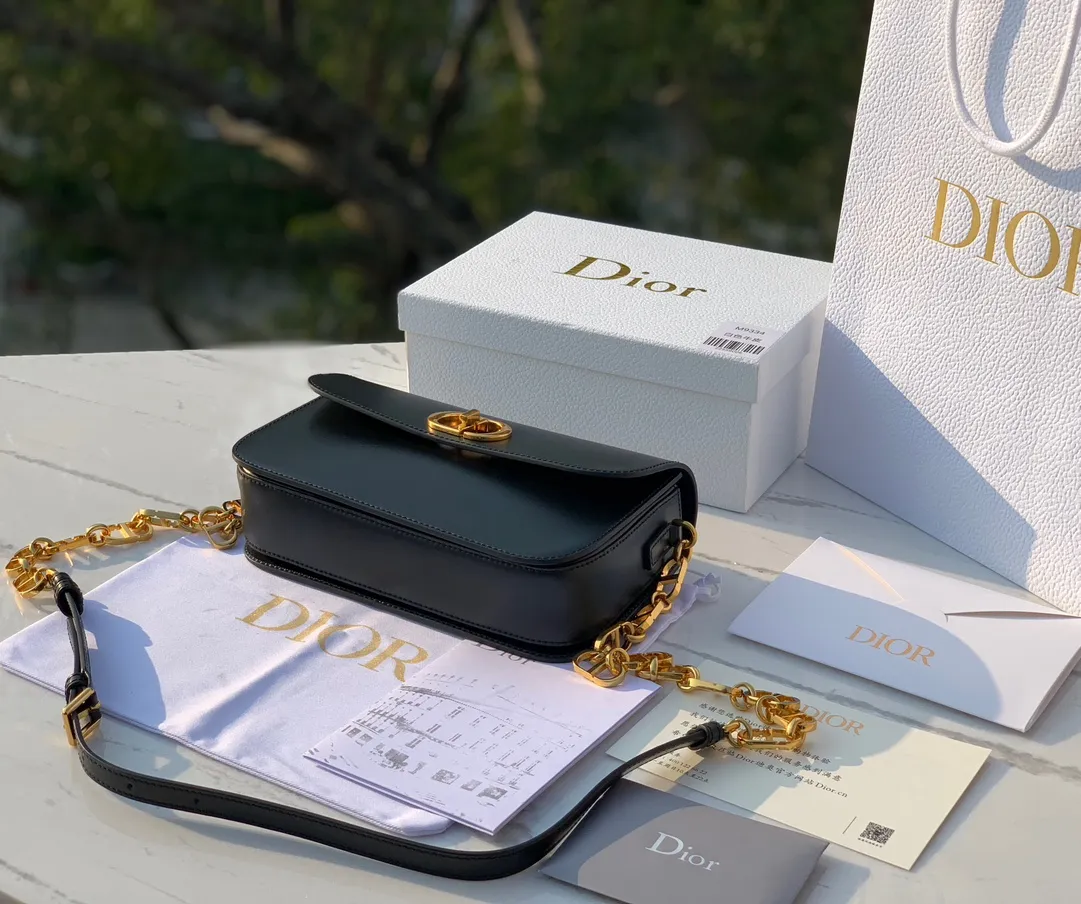 ❗️❗️❗️Free shipping with SF Express for year-end event❗️❗️❗️💰1800 Size 22.5×12.5×6.5cm 2023 Dior latest 30 Montaigne shipped, another king of fried buns🔥 As one of Dior's four major bag styles, Montaigne has always been deeply loved. This latest Montaigne hit me hard. The lines of the bag are smoother and rounder. It has a softer and warmer feeling than the old style. The original luxurious "BOX calfskin" is not afraid of time and becomes more and more beautiful ~ The enamel buckle shoulder strap is cleverly matched with cowhide, which is fashionable yet elegant. Wear it over one shoulder to show your personality. Hurry up and get it now. Be the first girl to wear this new style on your back when walking on the street.