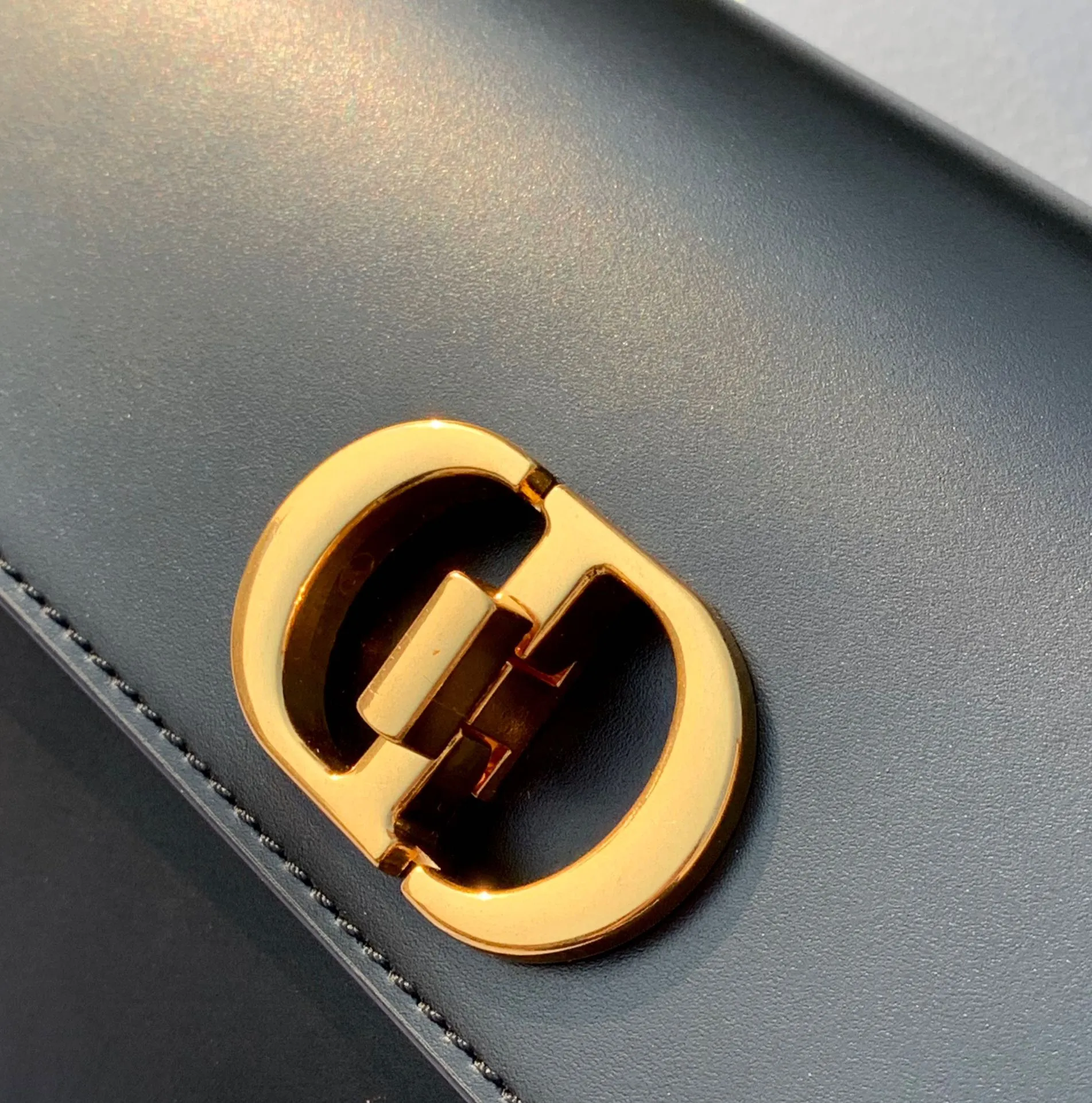 ❗️❗️❗️Free shipping with SF Express for year-end event❗️❗️❗️💰1800 Size 22.5×12.5×6.5cm 2023 Dior latest 30 Montaigne shipped, another king of fried buns🔥 As one of Dior's four major bag styles, Montaigne has always been deeply loved. This latest Montaigne hit me hard. The lines of the bag are smoother and rounder. It has a softer and warmer feeling than the old style. The original luxurious "BOX calfskin" is not afraid of time and becomes more and more beautiful ~ The enamel buckle shoulder strap is cleverly matched with cowhide, which is fashionable yet elegant. Wear it over one shoulder to show your personality. Hurry up and get it now. Be the first girl to wear this new style on your back when walking on the street.