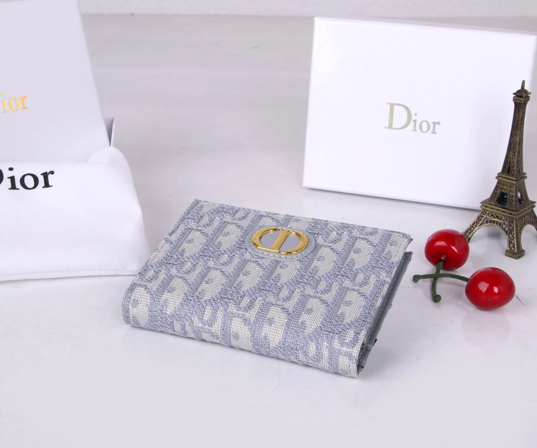 💰P170 Style No.: 3017-3 Brand: Dior Color: Black Size: 11.5*9*2 Description: The latest models from Dior counters are now available! Made of imported PVC with calfskin, the workmanship is exquisite, comparable to that of counters! Multifunctional small wallet, super practical! D29