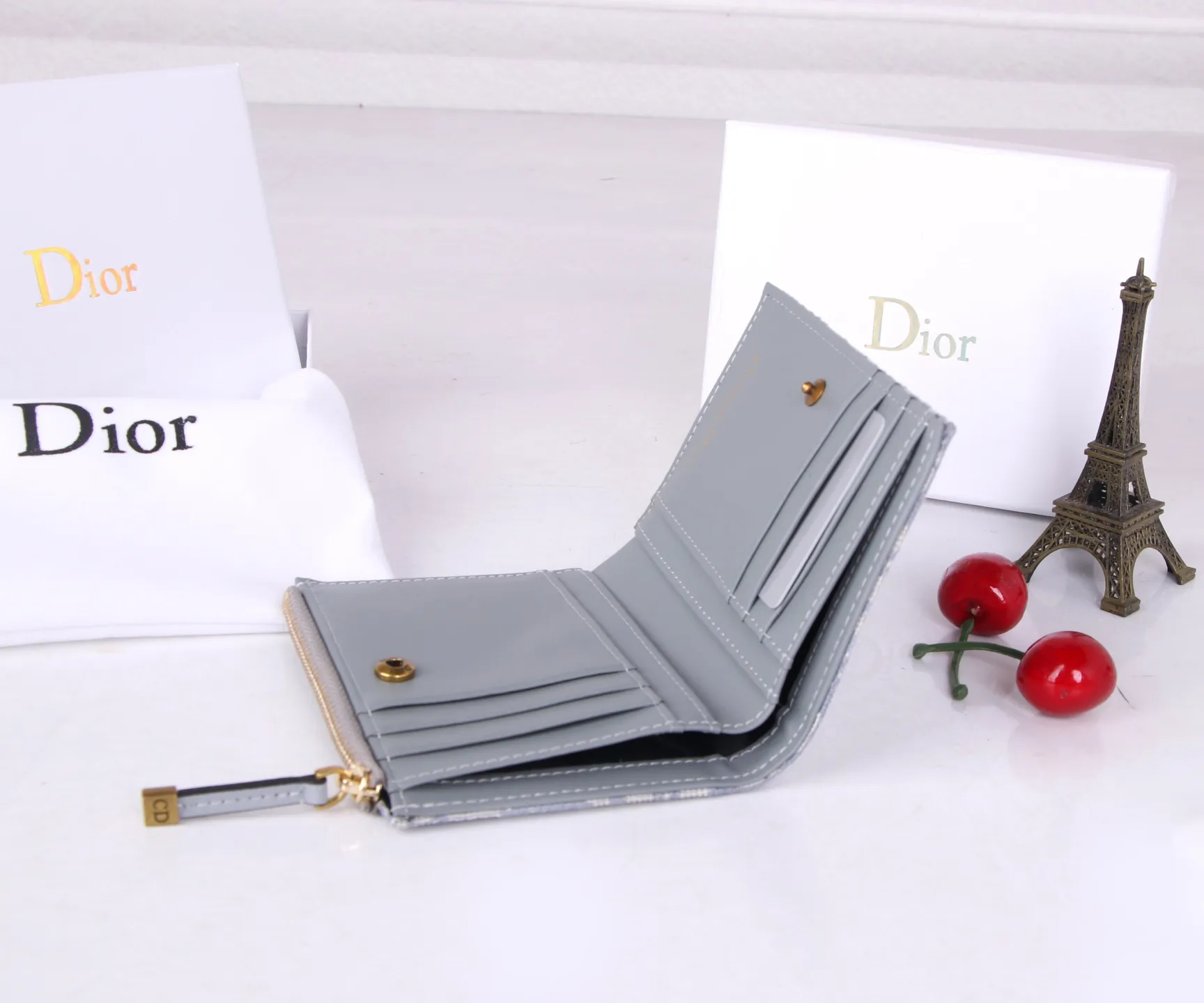 💰P170 Style No.: 3017-3 Brand: Dior Color: Black Size: 11.5*9*2 Description: The latest models from Dior counters are now available! Made of imported PVC with calfskin, the workmanship is exquisite, comparable to that of counters! Multifunctional small wallet, super practical! D29