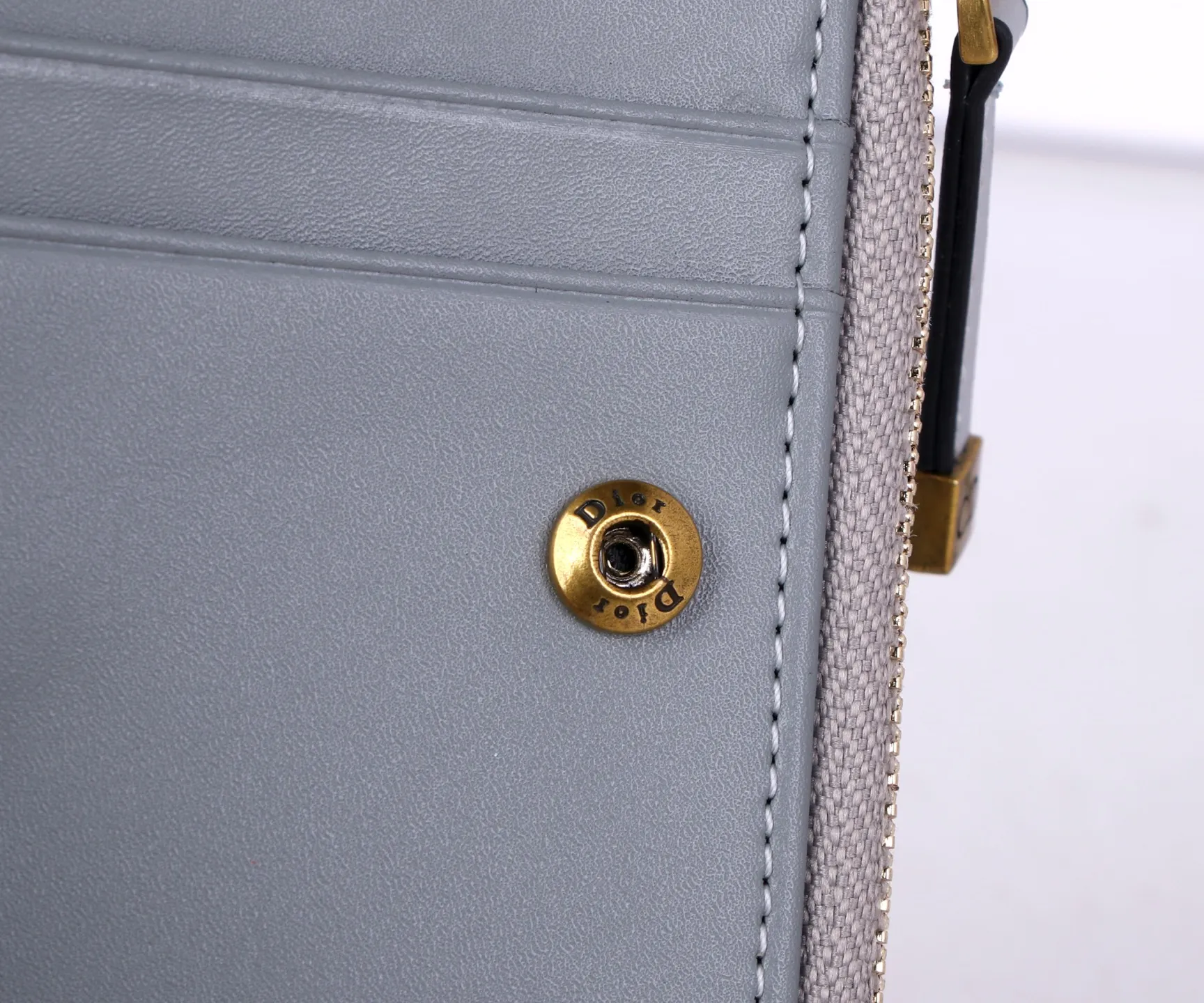 💰P170 Style No.: 3017-3 Brand: Dior Color: Black Size: 11.5*9*2 Description: The latest models from Dior counters are now available! Made of imported PVC with calfskin, the workmanship is exquisite, comparable to that of counters! Multifunctional small wallet, super practical! D29