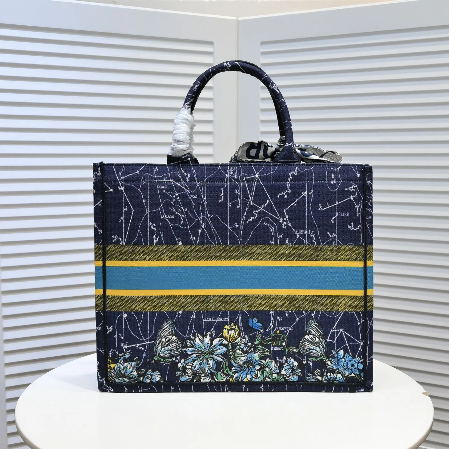 💰360￥With silk scarf, large size🔥 embroidered edge🔜Dior new shopping bag at Dior counter! Counters are updated simultaneously! Limited edition of the same style as the stars! Super stylish! Imported fabric👍high-end quality! You can go in and out of the counters at will without any pressure! The first choice for going out with super large capacity👍 Model: 8033 Size: 41*14*32cm