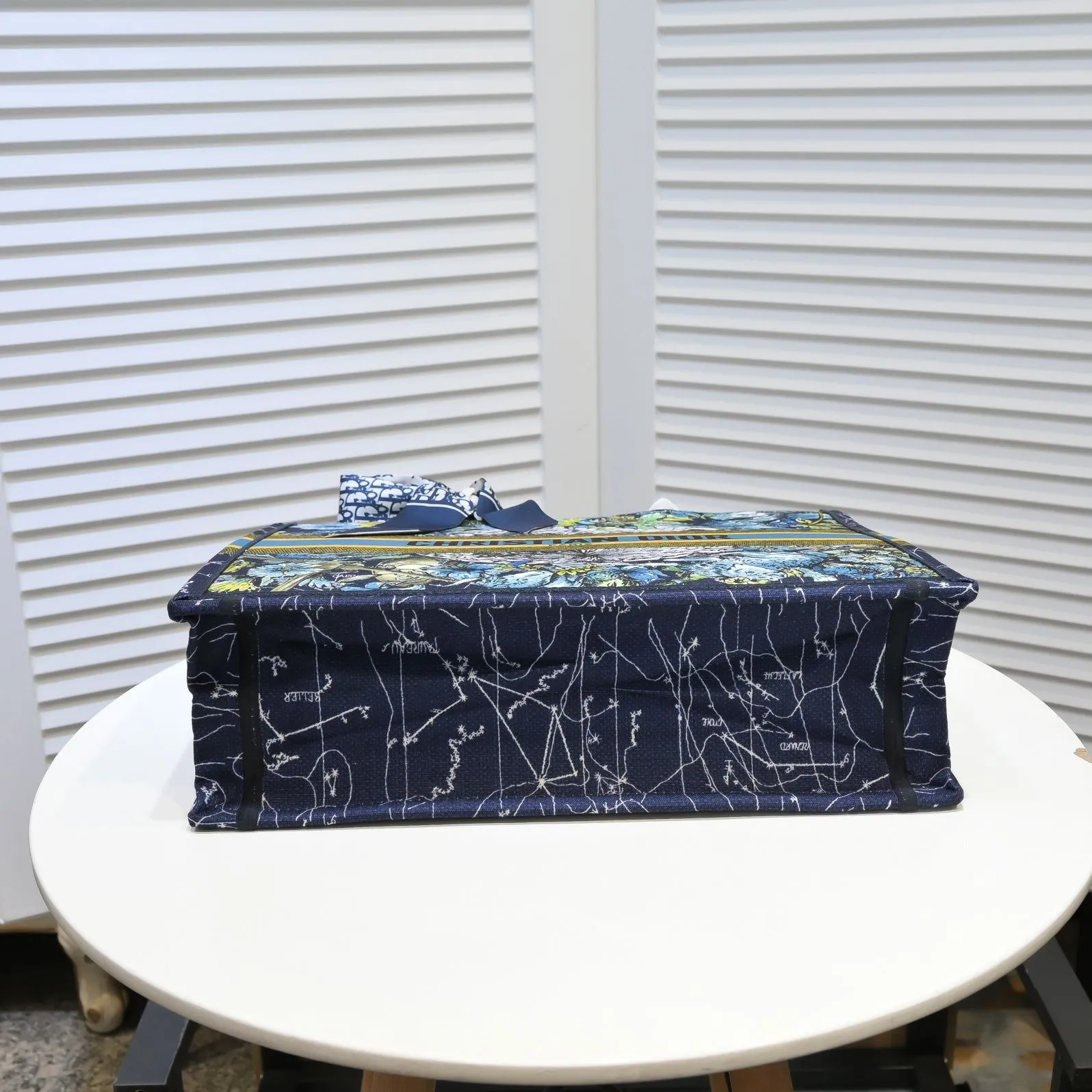 💰360￥With silk scarf, large size🔥 embroidered edge🔜Dior new shopping bag at Dior counter! Counters are updated simultaneously! Limited edition of the same style as the stars! Super stylish! Imported fabric👍high-end quality! You can go in and out of the counters at will without any pressure! The first choice for going out with super large capacity👍 Model: 8033 Size: 41*14*32cm