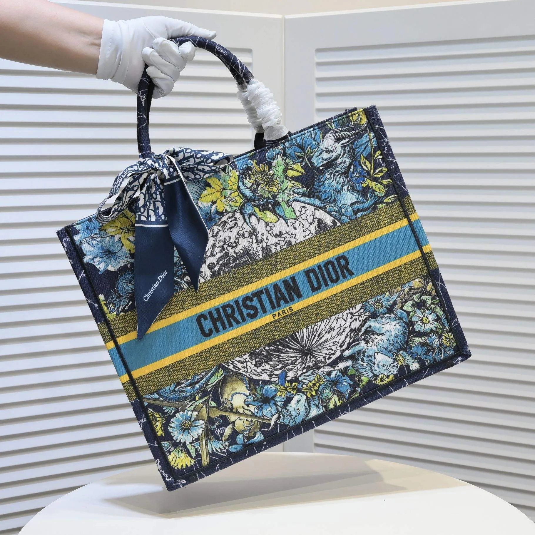 💰360￥With silk scarf, large size🔥 embroidered edge🔜Dior new shopping bag at Dior counter! Counters are updated simultaneously! Limited edition of the same style as the stars! Super stylish! Imported fabric👍high-end quality! You can go in and out of the counters at will without any pressure! The first choice for going out with super large capacity👍 Model: 8033 Size: 41*14*32cm