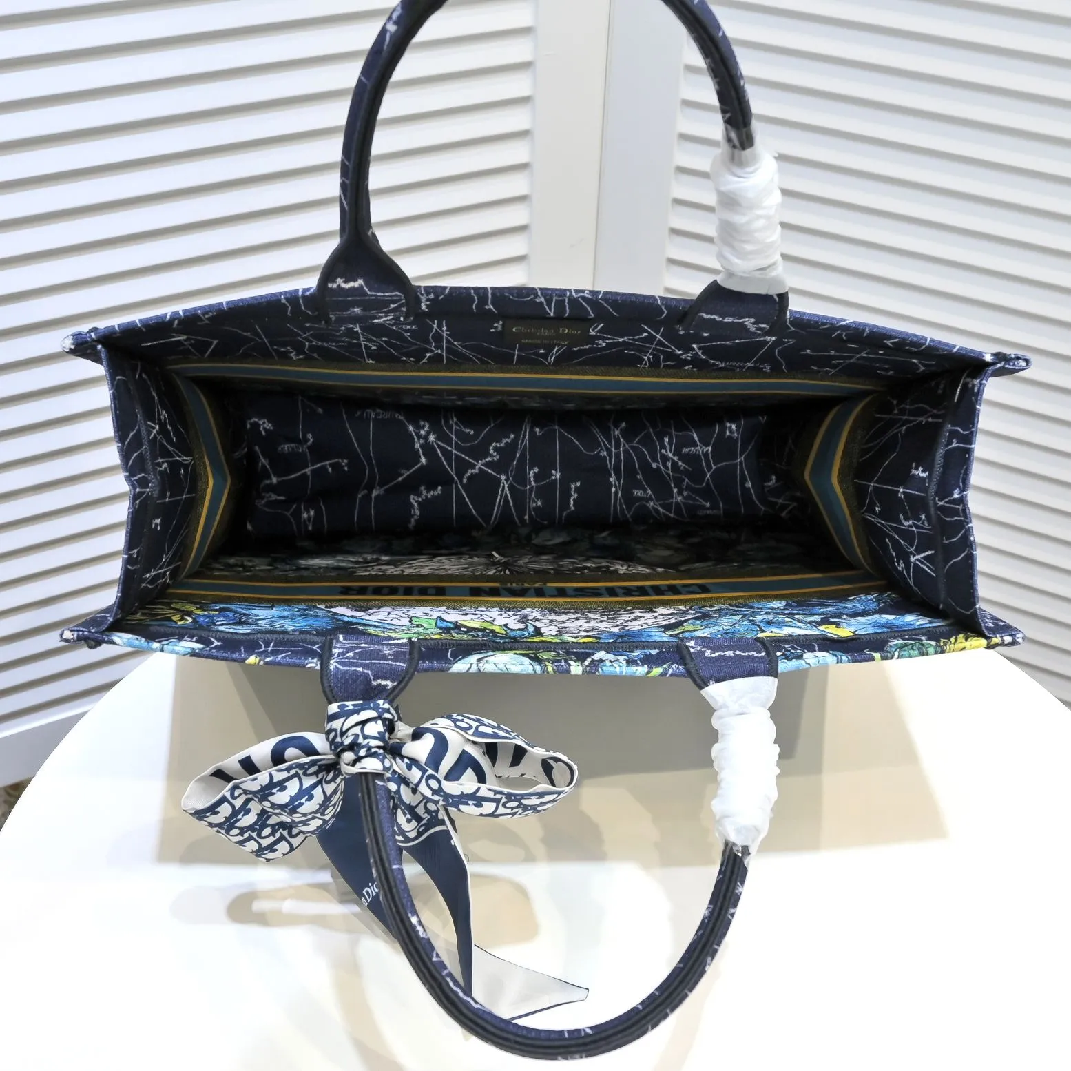 💰360￥With silk scarf, large size🔥 embroidered edge🔜Dior new shopping bag at Dior counter! Counters are updated simultaneously! Limited edition of the same style as the stars! Super stylish! Imported fabric👍high-end quality! You can go in and out of the counters at will without any pressure! The first choice for going out with super large capacity👍 Model: 8033 Size: 41*14*32cm