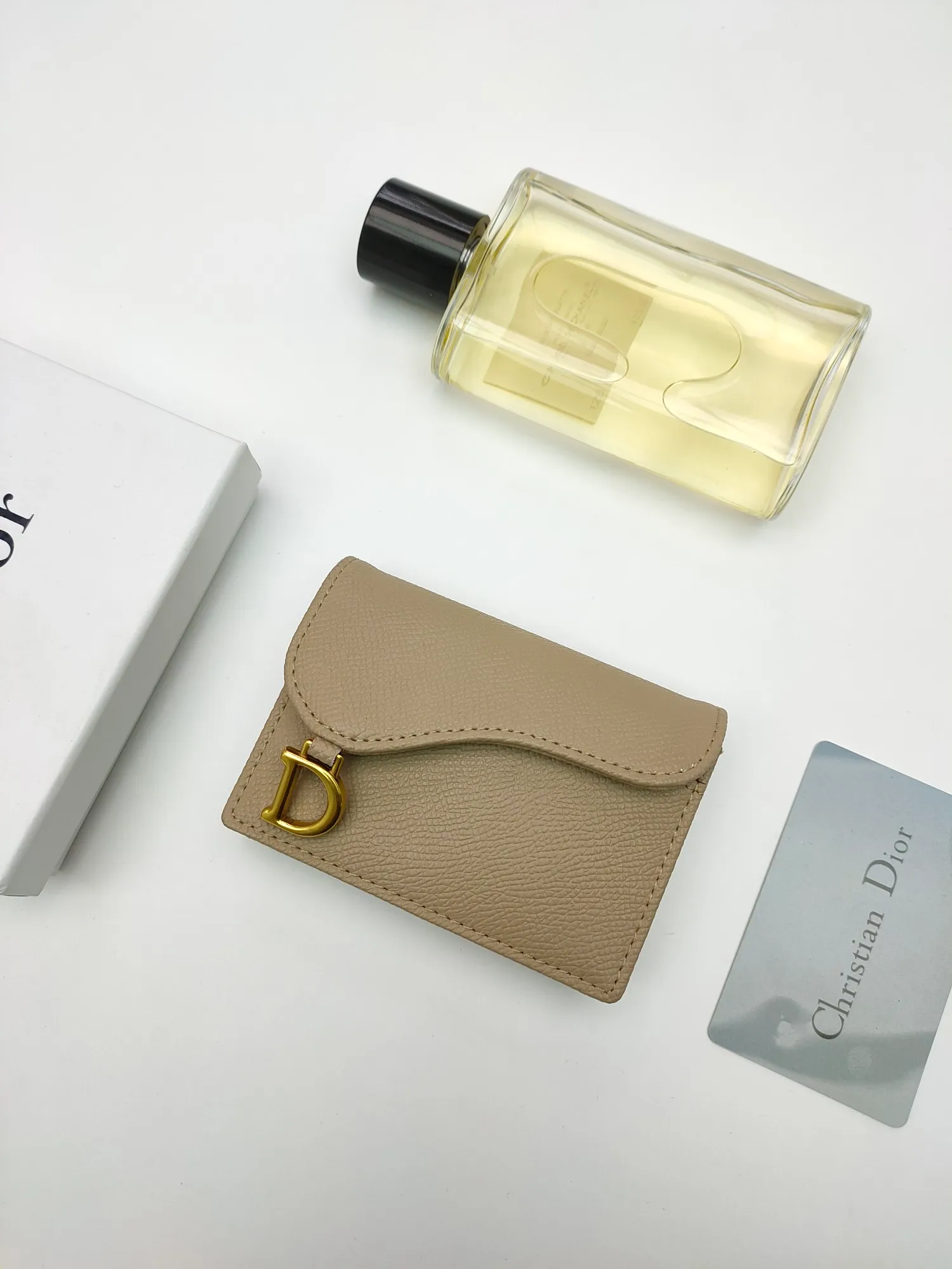 ￥120😍This Dior flip-top grained cowhide card holder is decorated with the D logo on the front flap, showing the iconic look of the Dior saddle series. A single main compartment with 2 card slots and 2 patch pockets highlights the multifunctional, compact and sophisticated design. Style number: S5611 Size: 11*7.5*2.5cm