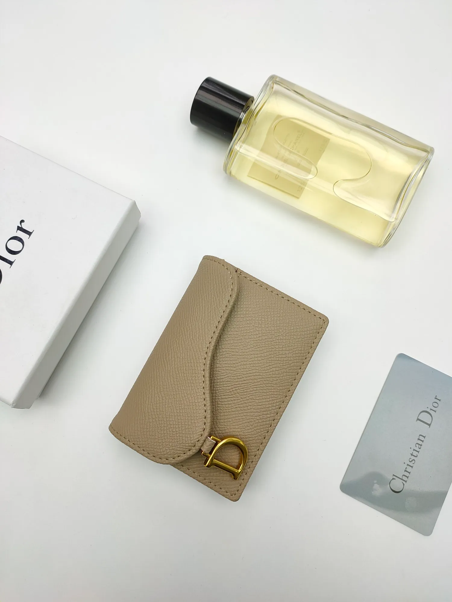 ￥120😍This Dior flip-top grained cowhide card holder is decorated with the D logo on the front flap, showing the iconic look of the Dior saddle series. A single main compartment with 2 card slots and 2 patch pockets highlights the multifunctional, compact and sophisticated design. Style number: S5611 Size: 11*7.5*2.5cm