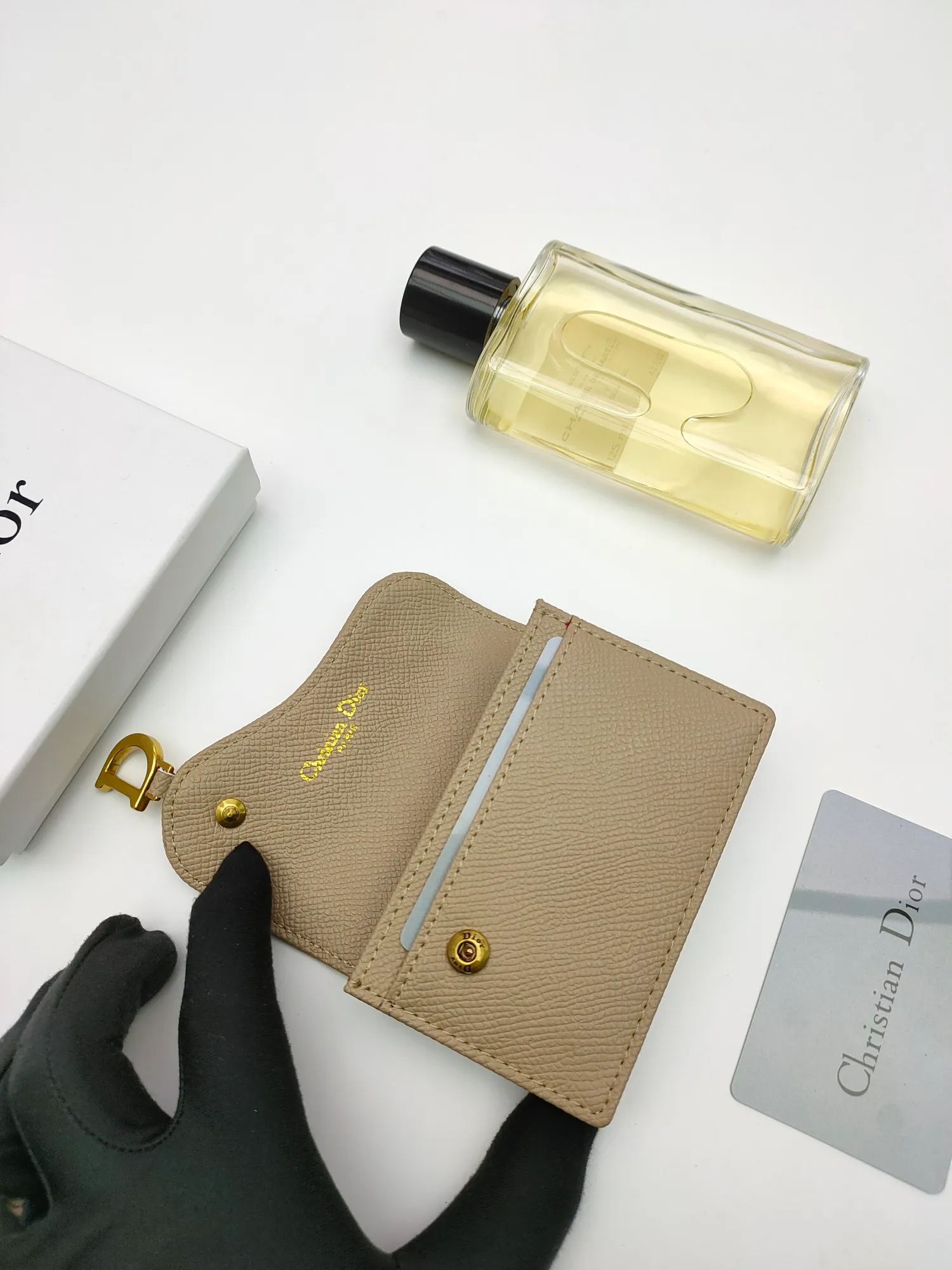 ￥120😍This Dior flip-top grained cowhide card holder is decorated with the D logo on the front flap, showing the iconic look of the Dior saddle series. A single main compartment with 2 card slots and 2 patch pockets highlights the multifunctional, compact and sophisticated design. Style number: S5611 Size: 11*7.5*2.5cm