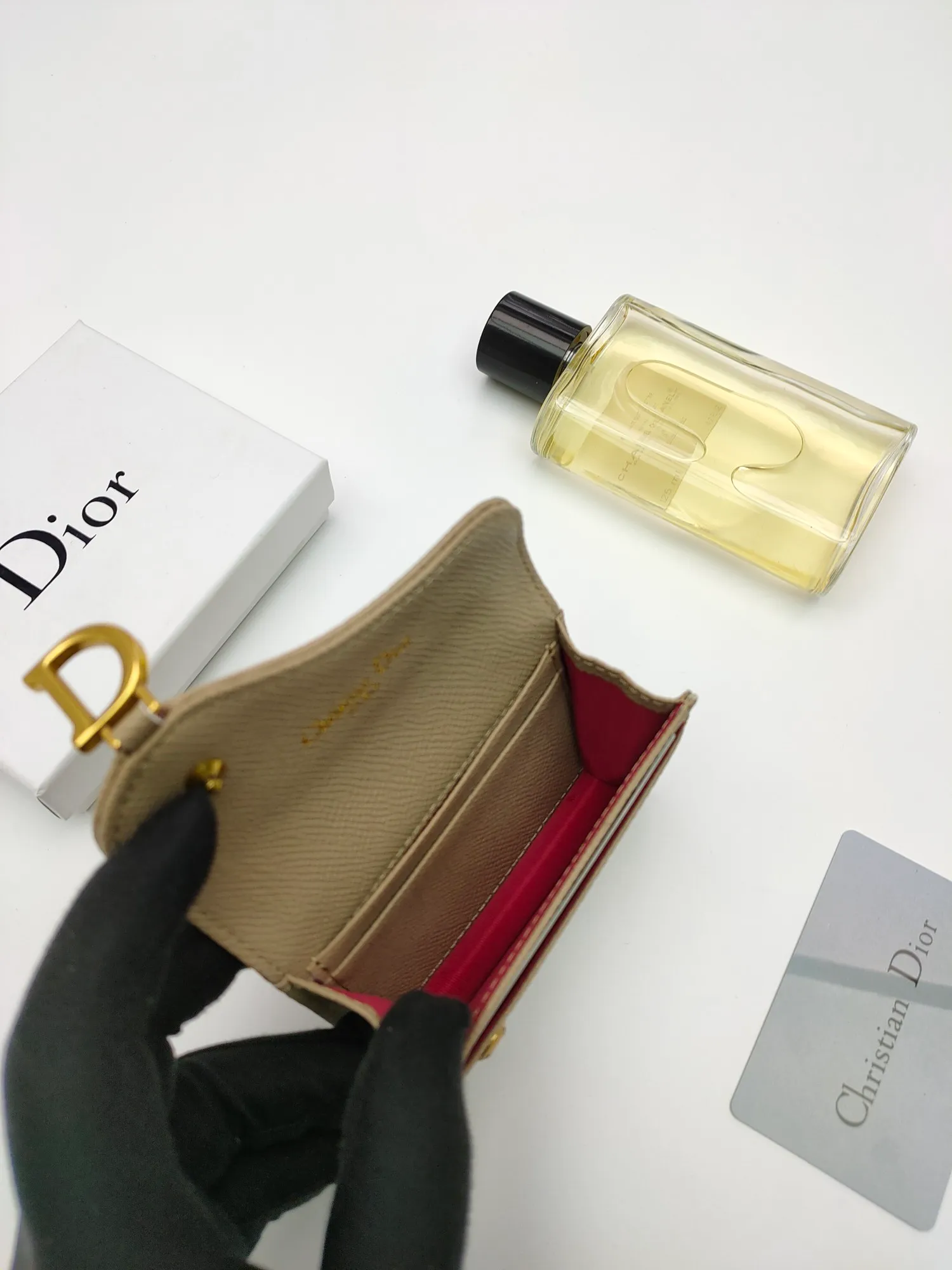 ￥120😍This Dior flip-top grained cowhide card holder is decorated with the D logo on the front flap, showing the iconic look of the Dior saddle series. A single main compartment with 2 card slots and 2 patch pockets highlights the multifunctional, compact and sophisticated design. Style number: S5611 Size: 11*7.5*2.5cm