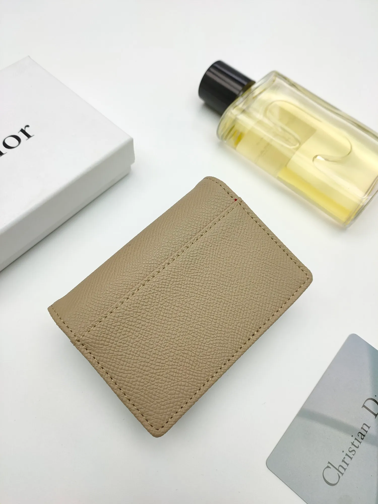￥120😍This Dior flip-top grained cowhide card holder is decorated with the D logo on the front flap, showing the iconic look of the Dior saddle series. A single main compartment with 2 card slots and 2 patch pockets highlights the multifunctional, compact and sophisticated design. Style number: S5611 Size: 11*7.5*2.5cm