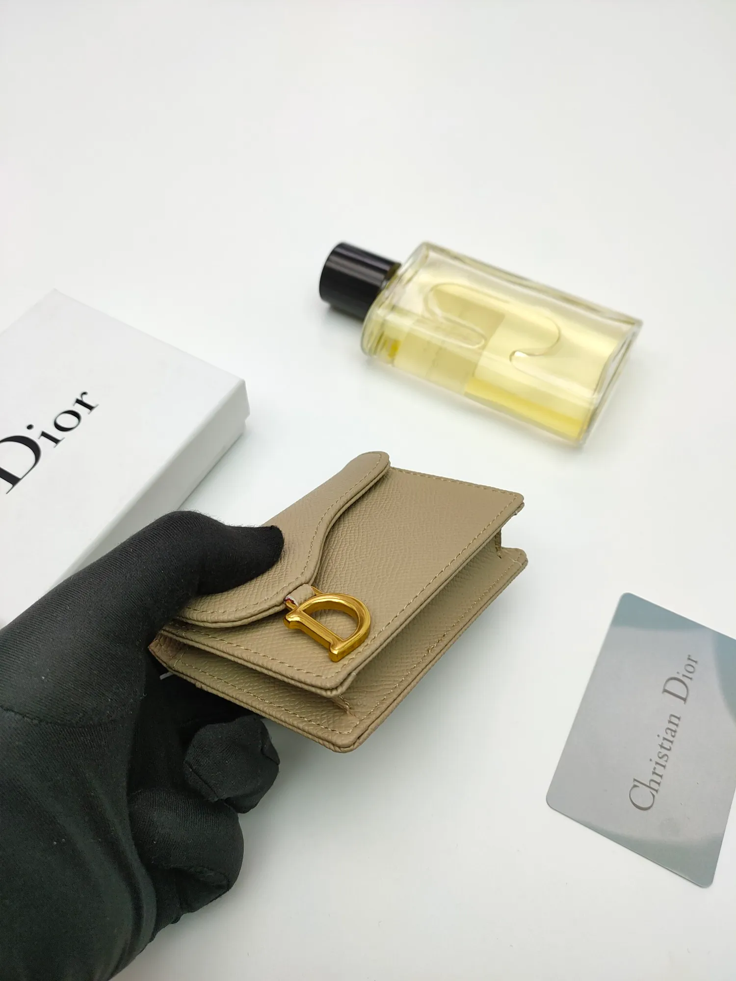 ￥120😍This Dior flip-top grained cowhide card holder is decorated with the D logo on the front flap, showing the iconic look of the Dior saddle series. A single main compartment with 2 card slots and 2 patch pockets highlights the multifunctional, compact and sophisticated design. Style number: S5611 Size: 11*7.5*2.5cm