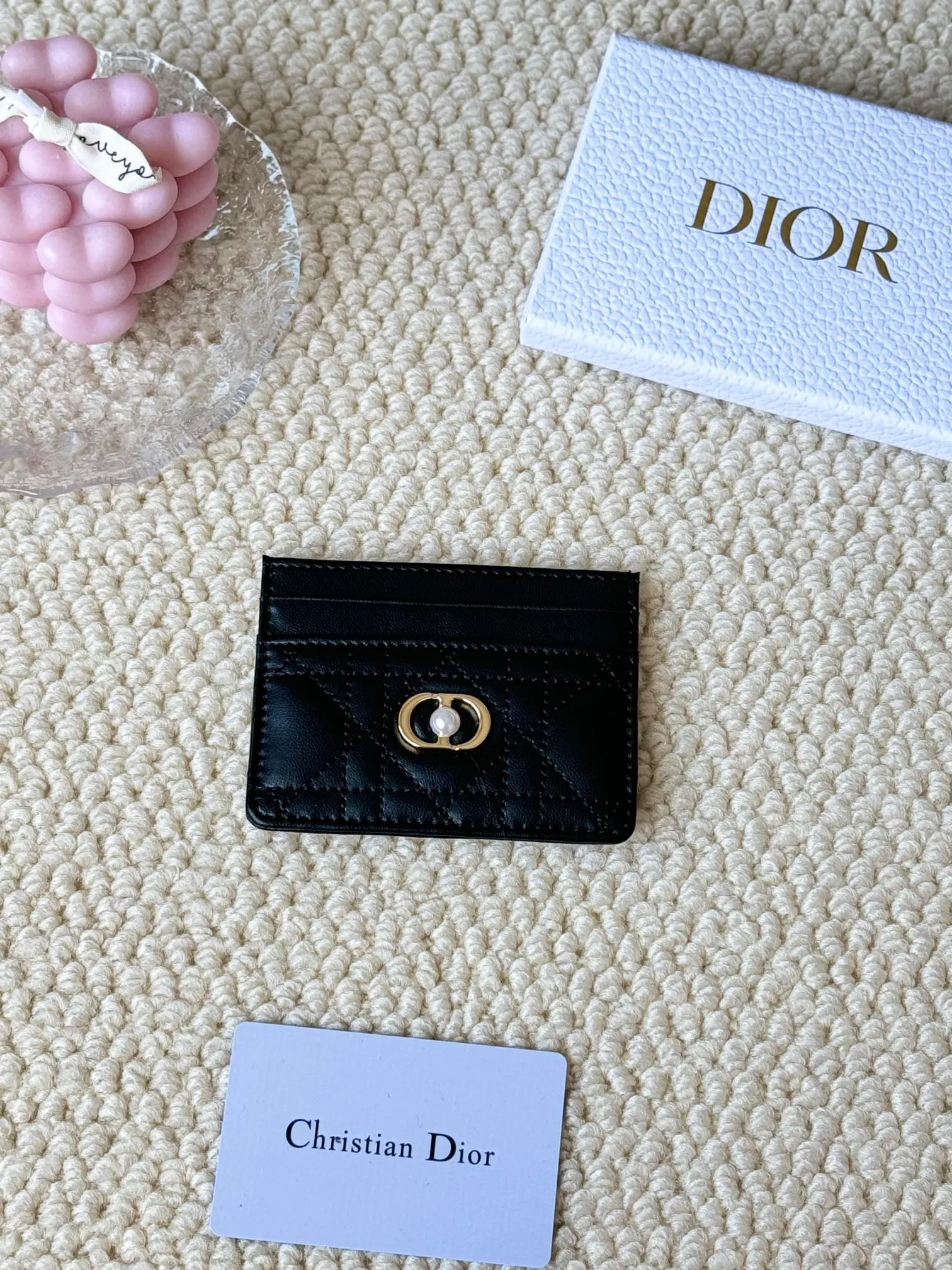 💰100 dior card cd card holder New style CD with a mini pearl on the front No.: S3103 Carefully made of soft cowhide, decorated with cannage pattern topstitching, embellished with "CD" ➕ pearl embellishment logo on the front. Elegant and sophisticated, it has five card slots and is suitable for various occasions. Size: 10.5*7.5cm Dior Caro five-compartment card holder is a new product this season, elegant and practical.