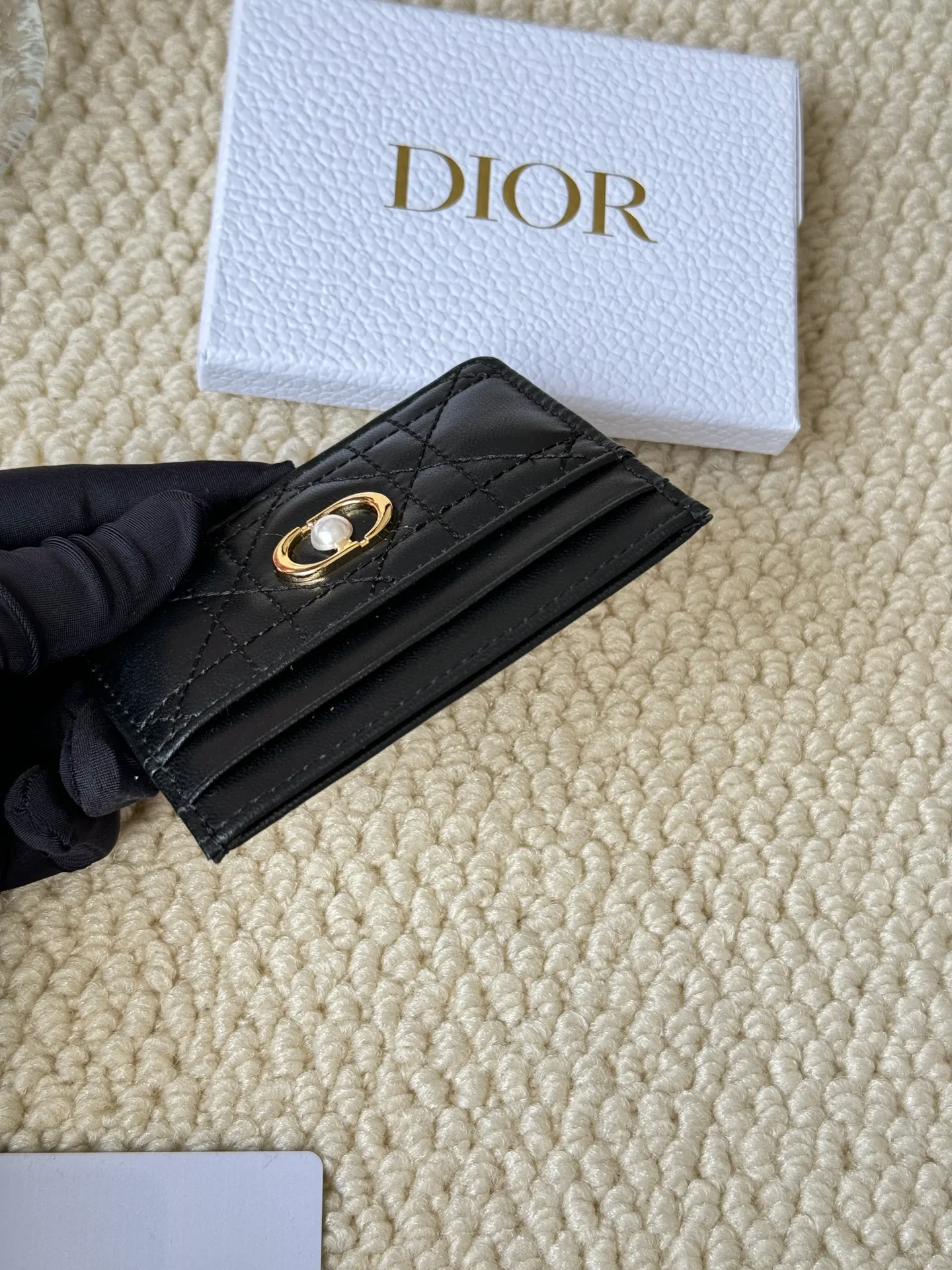 💰100 dior card cd card holder New style CD with a mini pearl on the front No.: S3103 Carefully made of soft cowhide, decorated with cannage pattern topstitching, embellished with "CD" ➕ pearl embellishment logo on the front. Elegant and sophisticated, it has five card slots and is suitable for various occasions. Size: 10.5*7.5cm Dior Caro five-compartment card holder is a new product this season, elegant and practical.