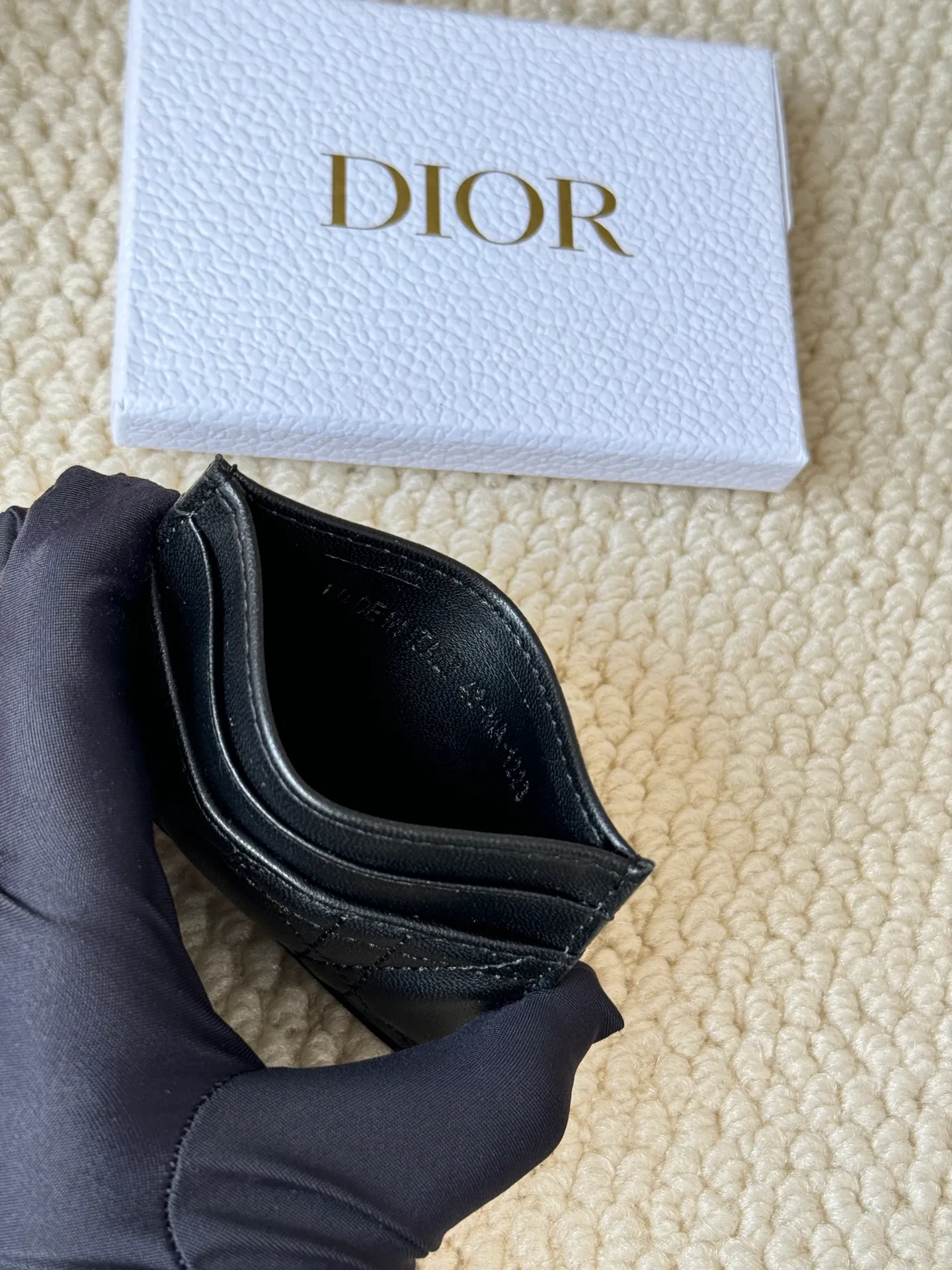 💰100 dior card cd card holder New style CD with a mini pearl on the front No.: S3103 Carefully made of soft cowhide, decorated with cannage pattern topstitching, embellished with "CD" ➕ pearl embellishment logo on the front. Elegant and sophisticated, it has five card slots and is suitable for various occasions. Size: 10.5*7.5cm Dior Caro five-compartment card holder is a new product this season, elegant and practical.