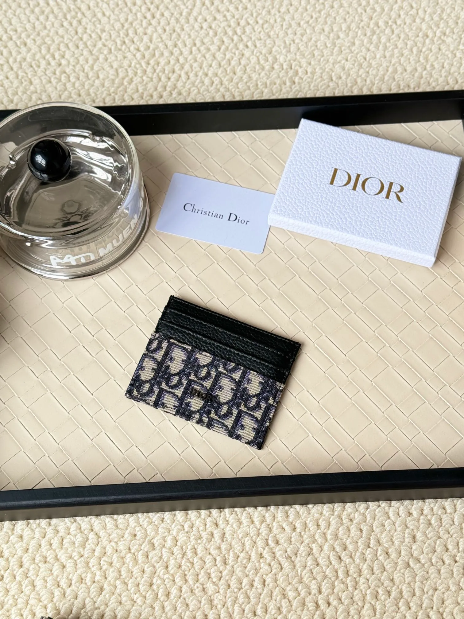 💰110 Old flower material Dior card holder is elegant and refined😍 Men's is carefully made of cowhide [strong]. There are 3 card slots on each side and 1 card slot on the top, which is exquisite and exquisite in shape. Style number: CH135 Size: 10*8cm